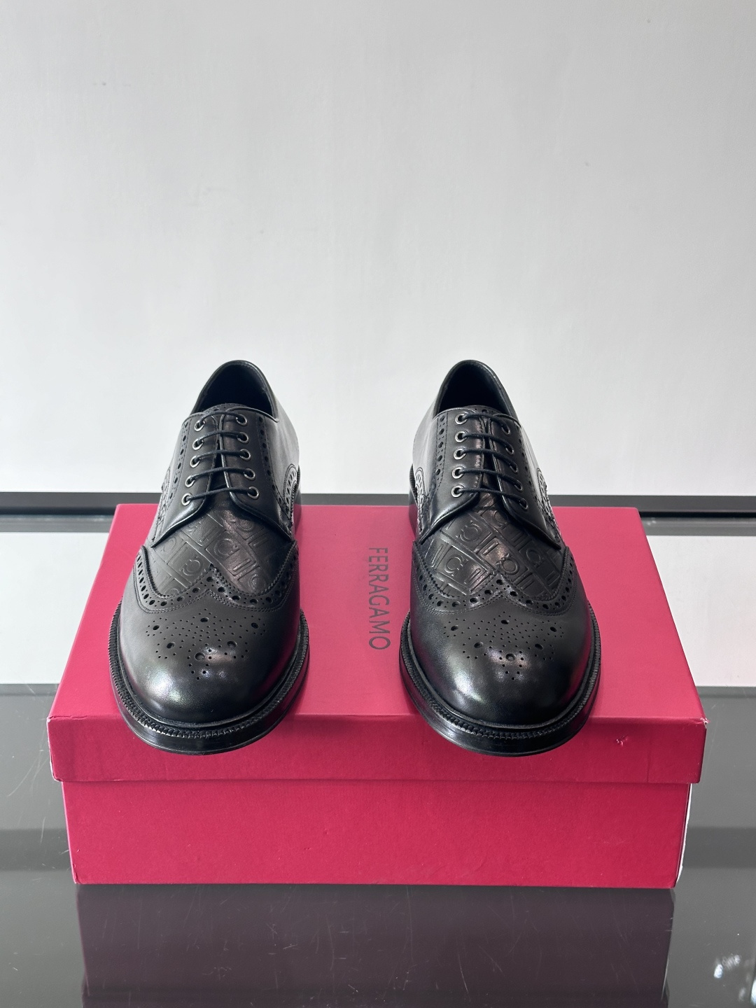 F菲拉格慕男士皮鞋👞选用进口牛皮，简约大方，经典设计，商务休闲都能轻松驾驭。真皮大底鞋底平稳，鞋型修长，