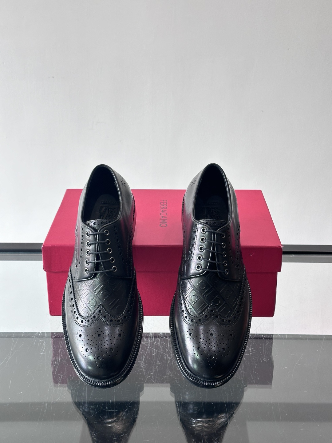 F菲拉格慕男士皮鞋👞选用进口牛皮，简约大方，经典设计，商务休闲都能轻松驾驭。真皮大底鞋底平稳，鞋型修长，