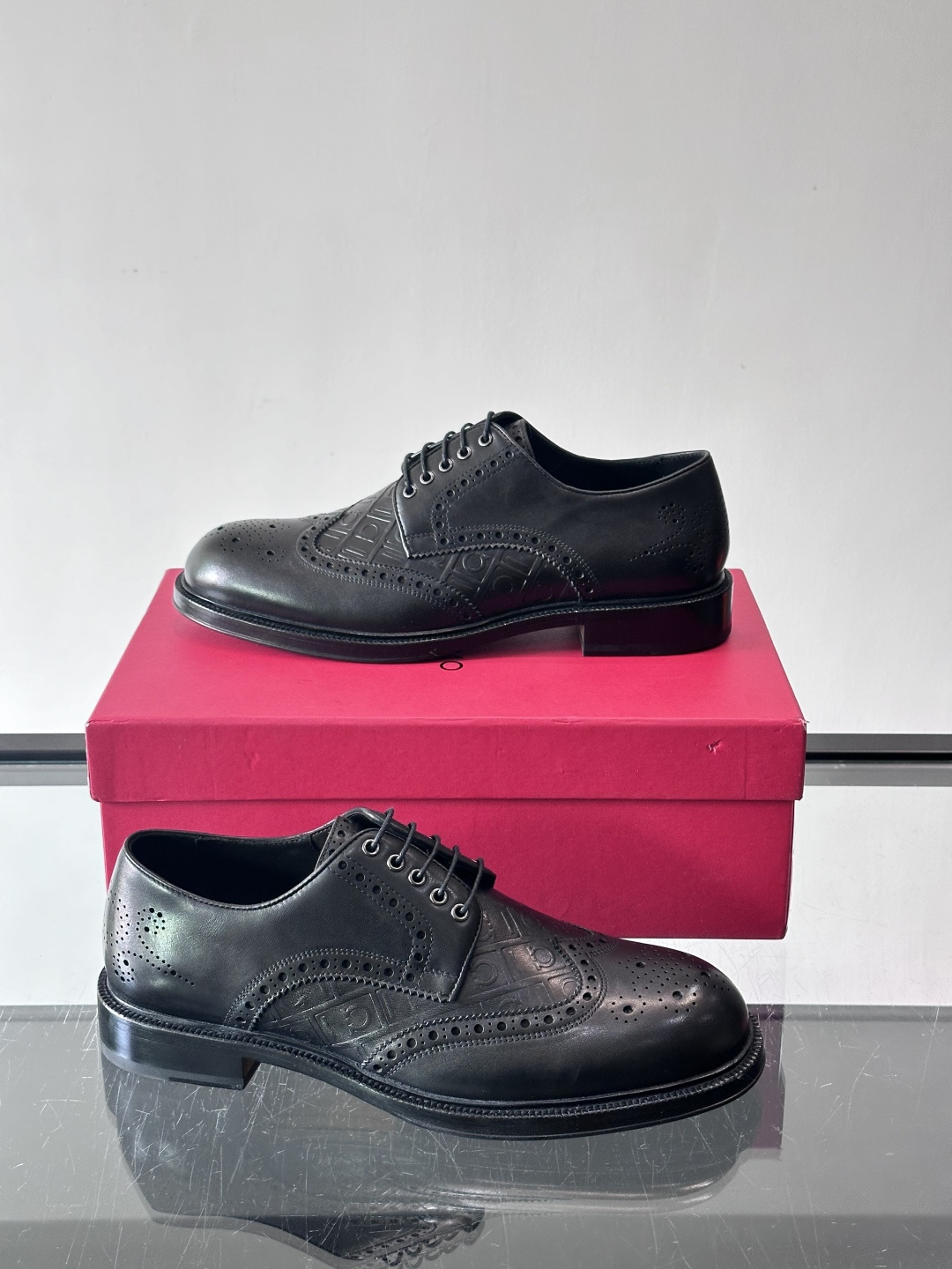 F菲拉格慕男士皮鞋👞选用进口牛皮，简约大方，经典设计，商务休闲都能轻松驾驭。真皮大底鞋底平稳，鞋型修长，