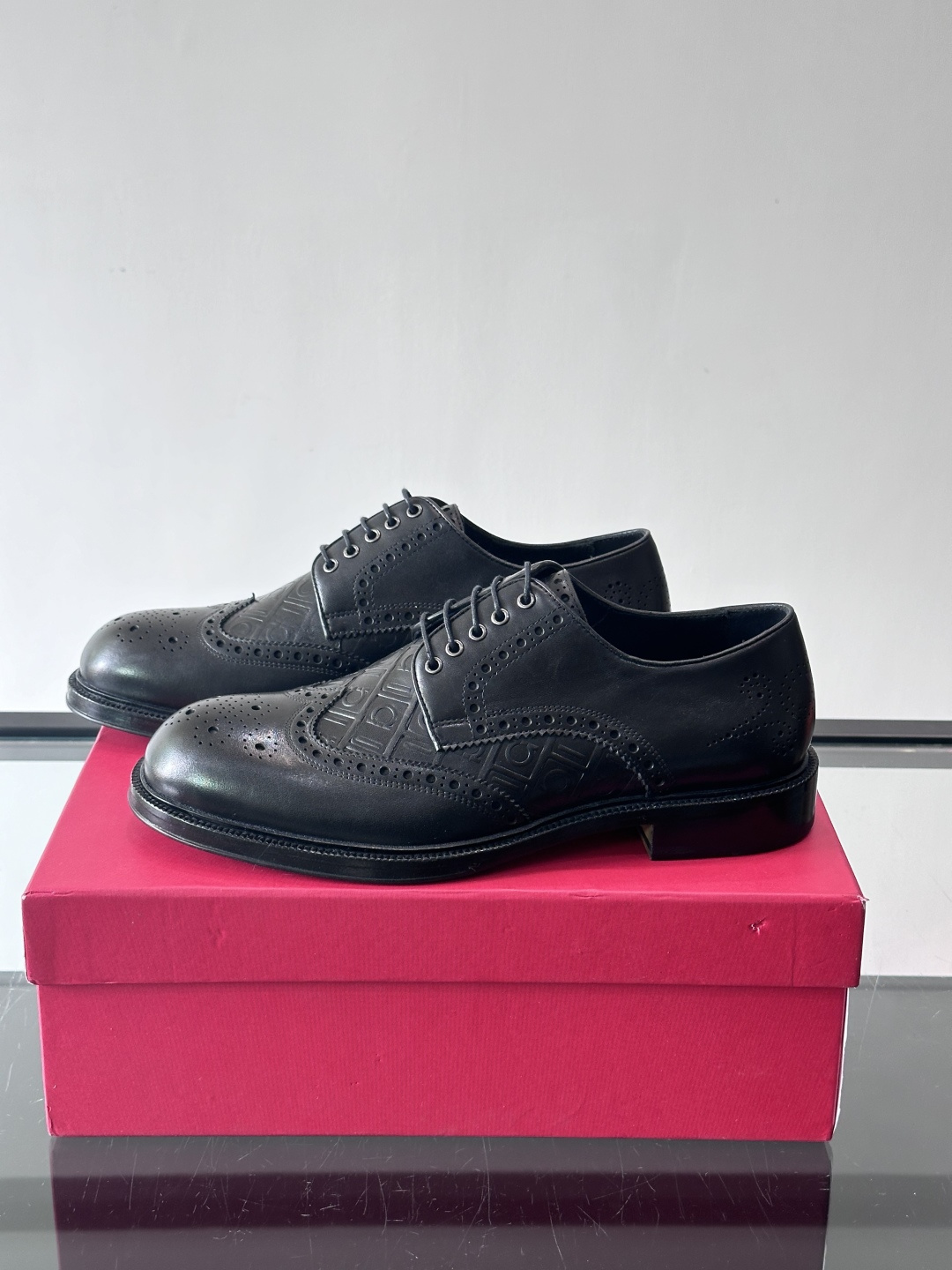 F菲拉格慕男士皮鞋👞选用进口牛皮，简约大方，经典设计，商务休闲都能轻松驾驭。真皮大底鞋底平稳，鞋型修长，