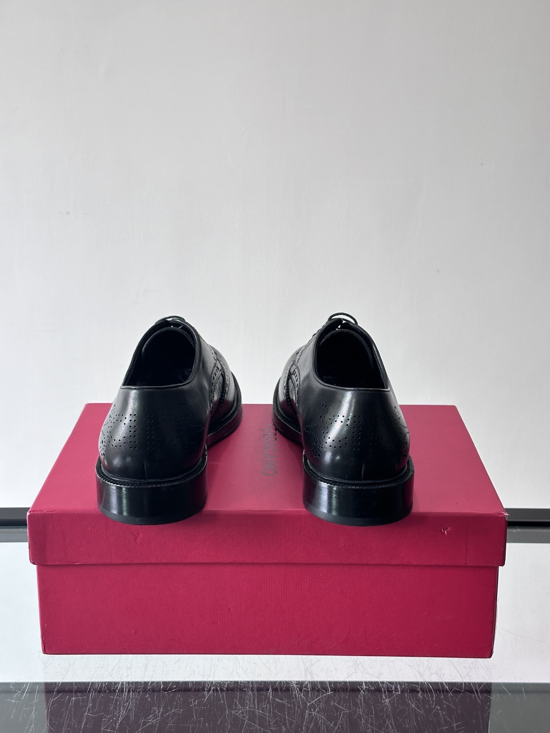 F菲拉格慕男士皮鞋👞选用进口牛皮，简约大方，经典设计，商务休闲都能轻松驾驭。真皮大底鞋底平稳，鞋型修长，