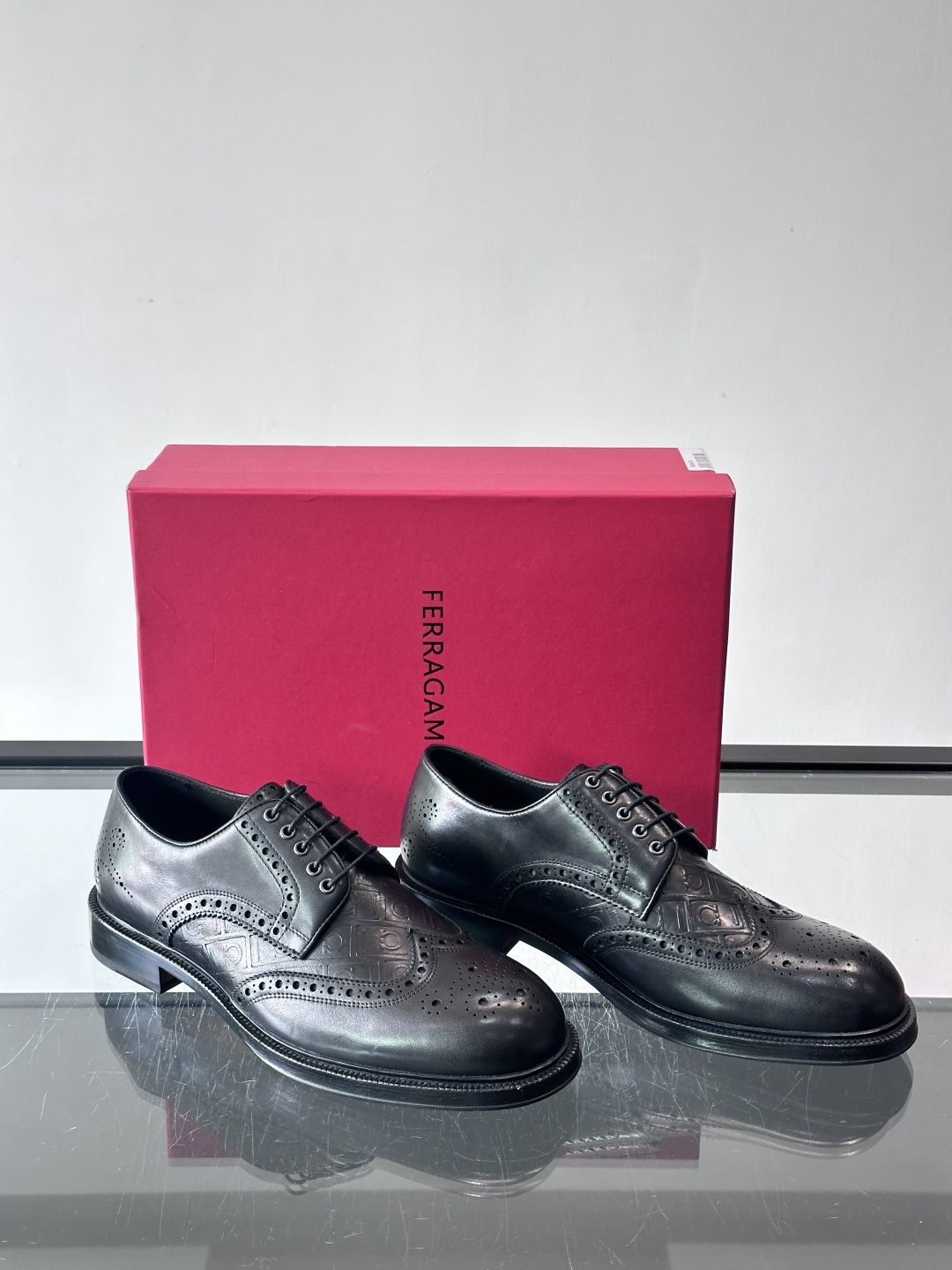 F菲拉格慕男士皮鞋👞选用进口牛皮，简约大方，经典设计，商务休闲都能轻松驾驭。真皮大底鞋底平稳，鞋型修长，