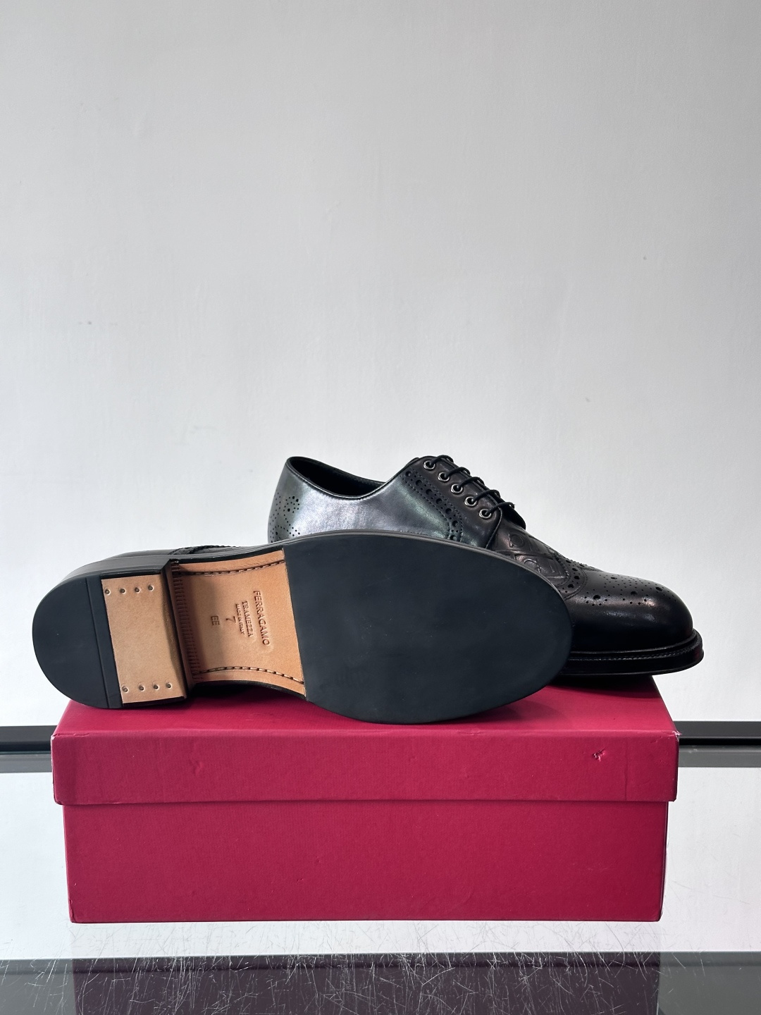 F菲拉格慕男士皮鞋👞选用进口牛皮，简约大方，经典设计，商务休闲都能轻松驾驭。真皮大底鞋底平稳，鞋型修长，