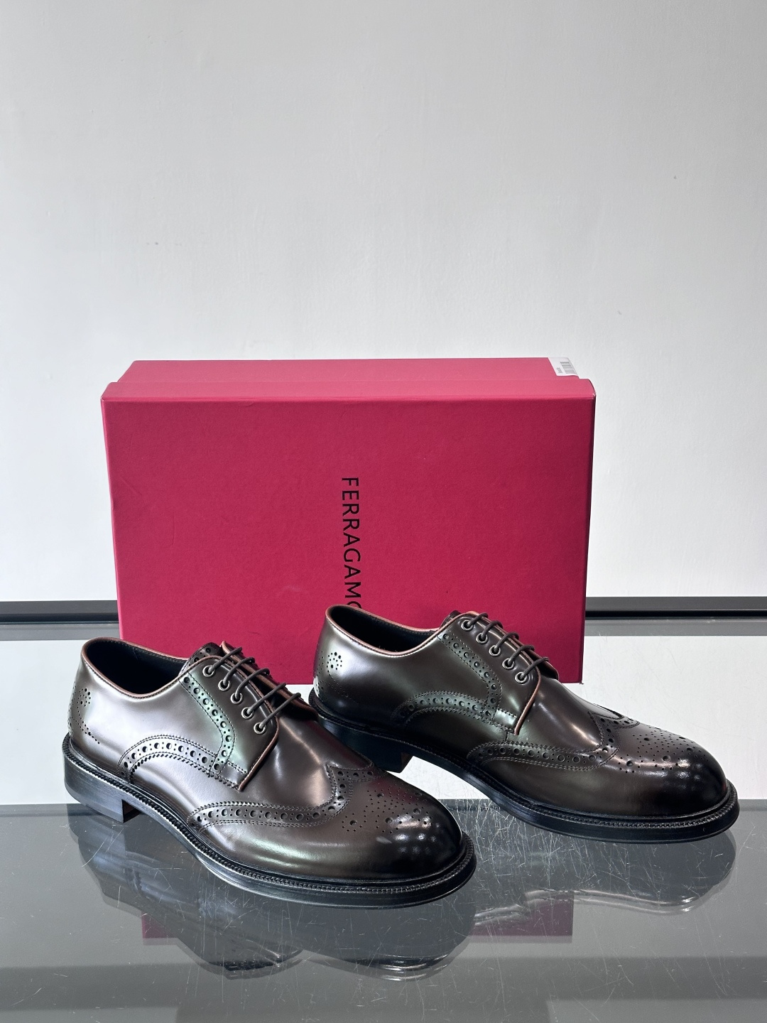 F菲拉格慕男士皮鞋👞选用进口牛皮，简约大方，经典设计，商务休闲都能轻松驾驭。真皮大底鞋底平稳，鞋型修长，