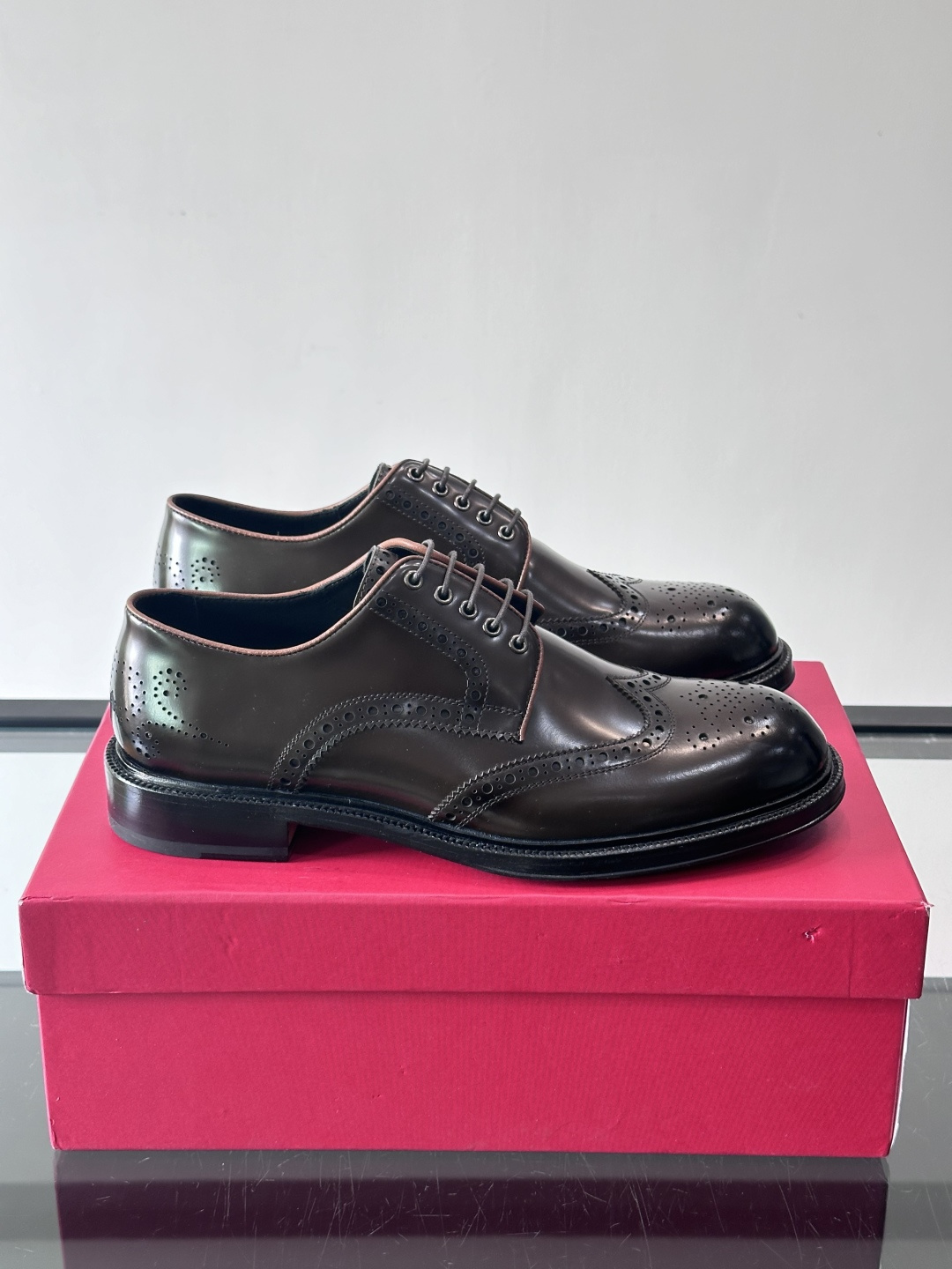 F菲拉格慕男士皮鞋👞选用进口牛皮，简约大方，经典设计，商务休闲都能轻松驾驭。真皮大底鞋底平稳，鞋型修长，