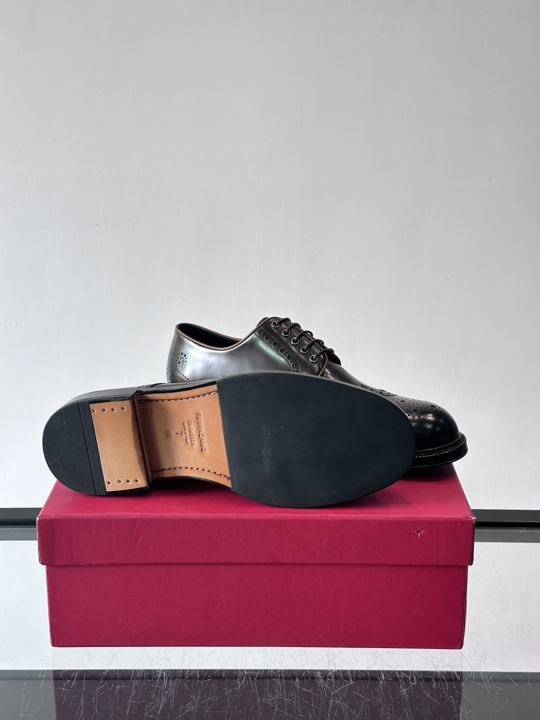 F菲拉格慕男士皮鞋👞选用进口牛皮，简约大方，经典设计，商务休闲都能轻松驾驭。真皮大底鞋底平稳，鞋型修长，