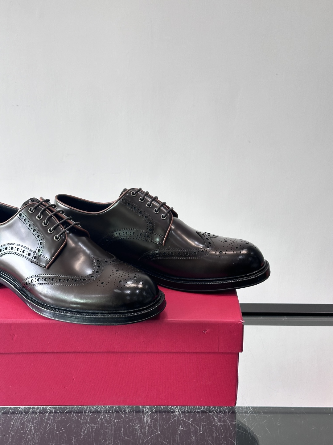 F菲拉格慕男士皮鞋👞选用进口牛皮，简约大方，经典设计，商务休闲都能轻松驾驭。真皮大底鞋底平稳，鞋型修长，