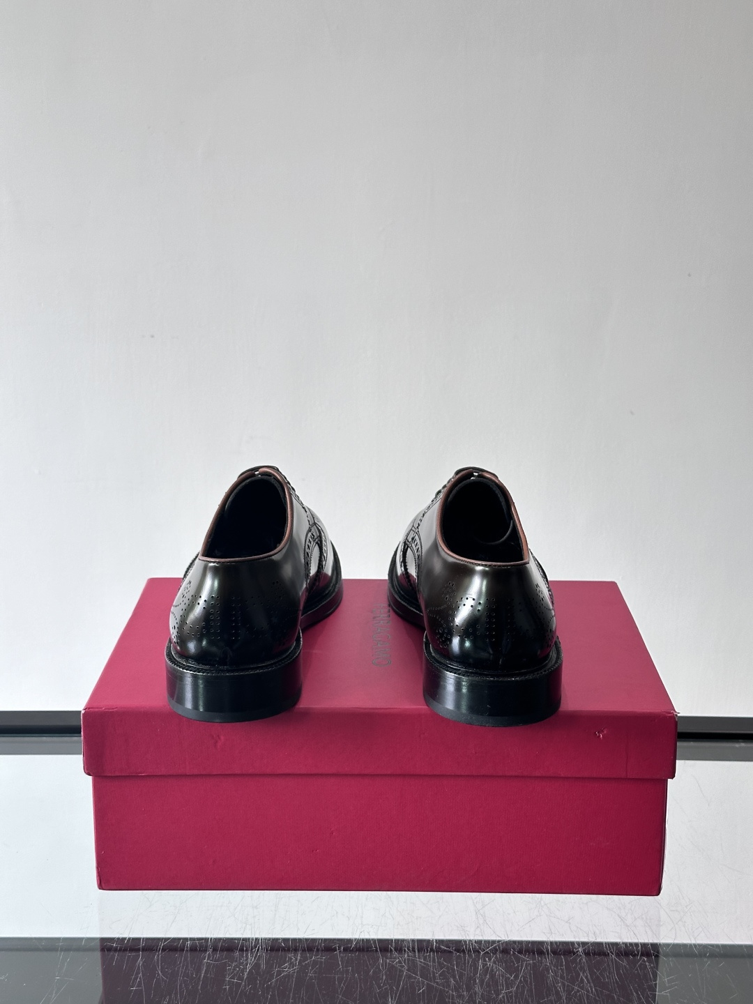 F菲拉格慕男士皮鞋👞选用进口牛皮，简约大方，经典设计，商务休闲都能轻松驾驭。真皮大底鞋底平稳，鞋型修长，