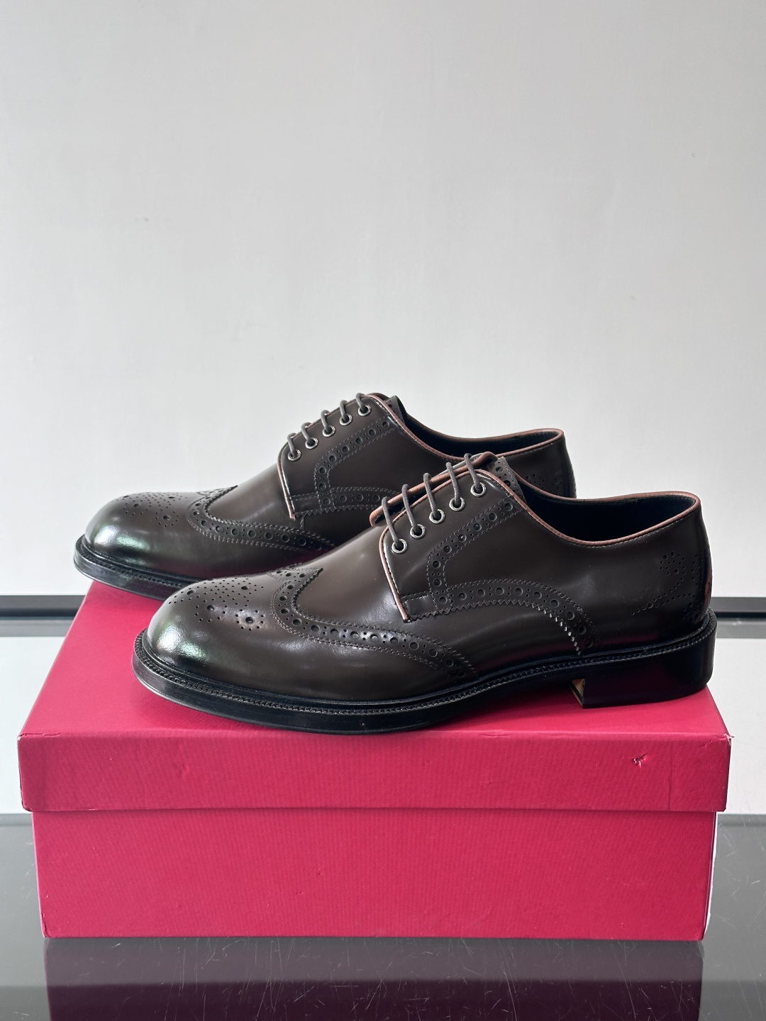 F菲拉格慕男士皮鞋👞选用进口牛皮，简约大方，经典设计，商务休闲都能轻松驾驭。真皮大底鞋底平稳，鞋型修长，