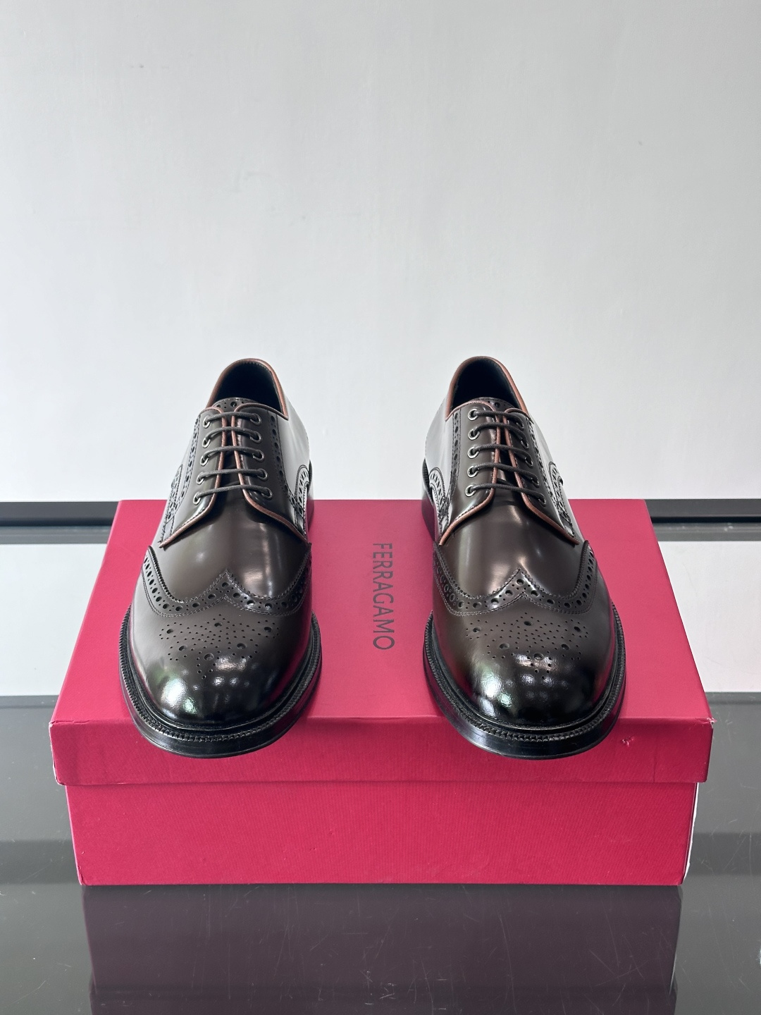 F菲拉格慕男士皮鞋👞选用进口牛皮，简约大方，经典设计，商务休闲都能轻松驾驭。真皮大底鞋底平稳，鞋型修长，