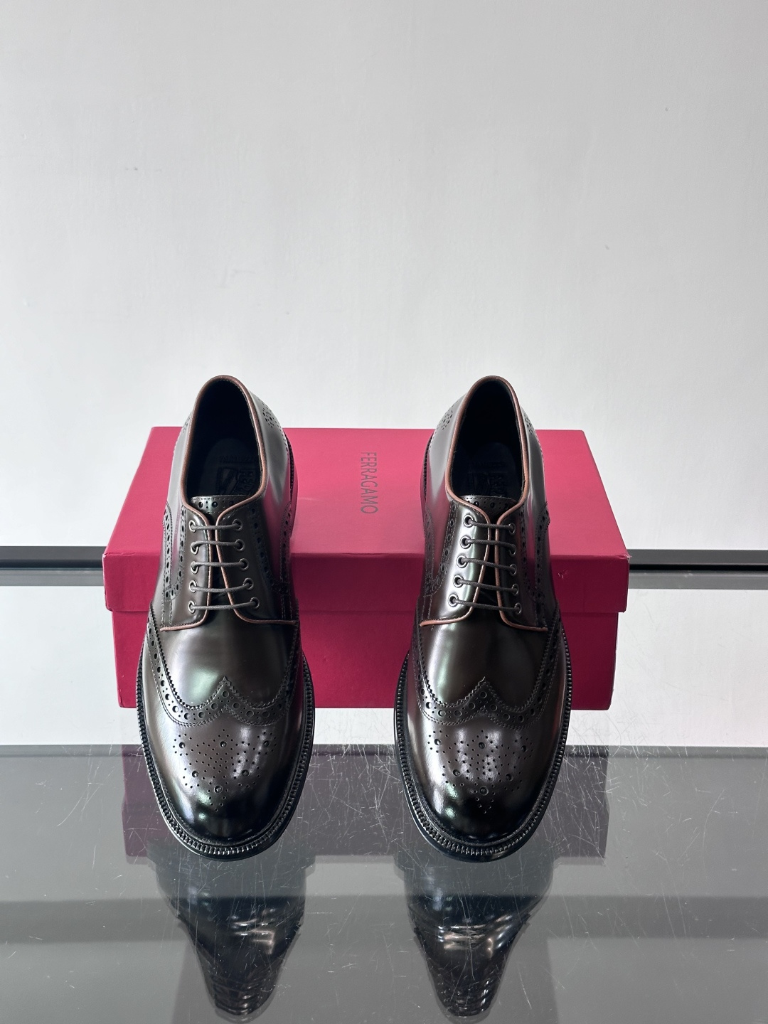 F菲拉格慕男士皮鞋👞选用进口牛皮，简约大方，经典设计，商务休闲都能轻松驾驭。真皮大底鞋底平稳，鞋型修长，