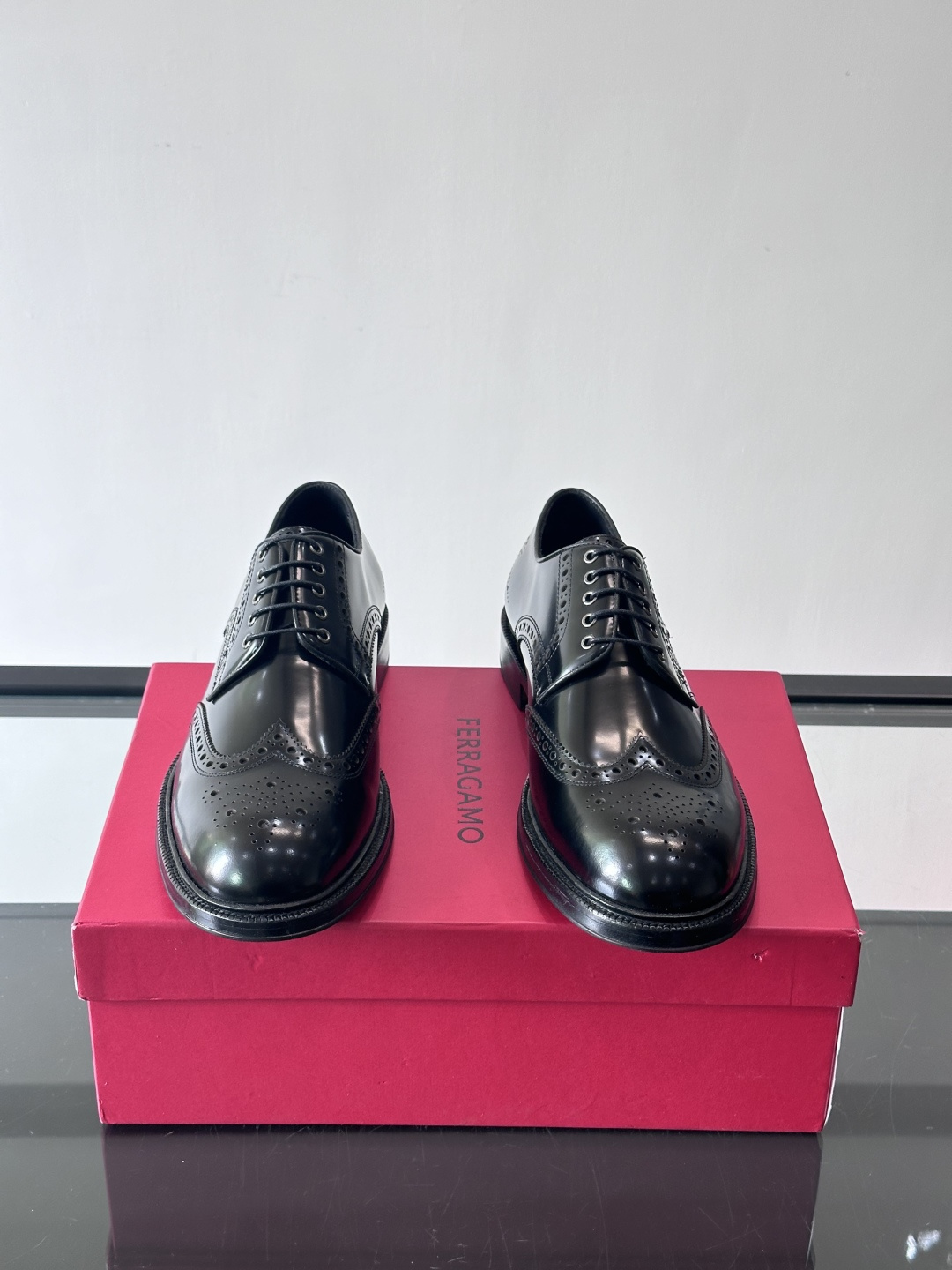 F菲拉格慕男士皮鞋👞选用进口牛皮，简约大方，经典设计，商务休闲都能轻松驾驭。真皮大底鞋底平稳，鞋型修长，