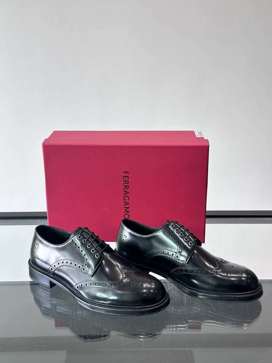 F菲拉格慕男士皮鞋👞选用进口牛皮，简约大方，经典设计，商务休闲都能轻松驾驭。真皮大底鞋底平稳，鞋型修长，