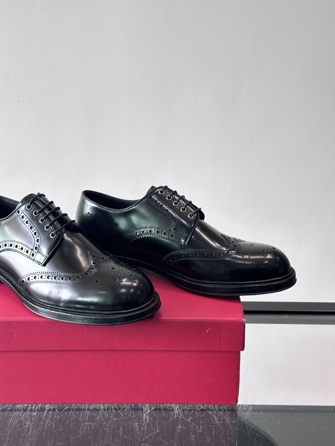 F菲拉格慕男士皮鞋👞选用进口牛皮，简约大方，经典设计，商务休闲都能轻松驾驭。真皮大底鞋底平稳，鞋型修长，