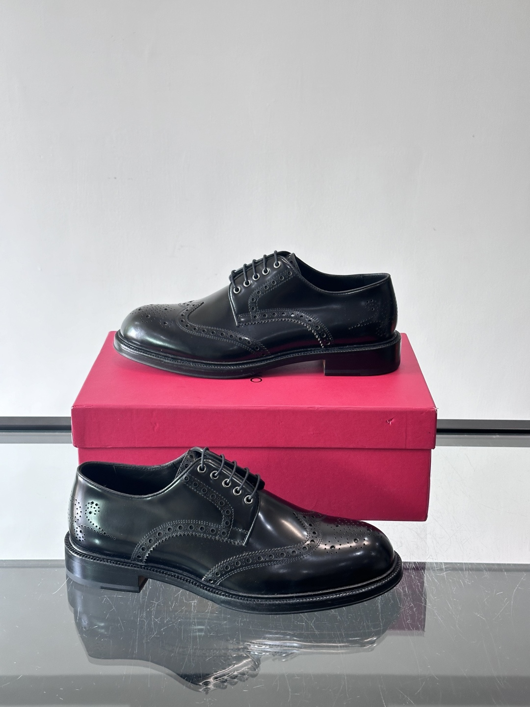 F菲拉格慕男士皮鞋👞选用进口牛皮，简约大方，经典设计，商务休闲都能轻松驾驭。真皮大底鞋底平稳，鞋型修长，