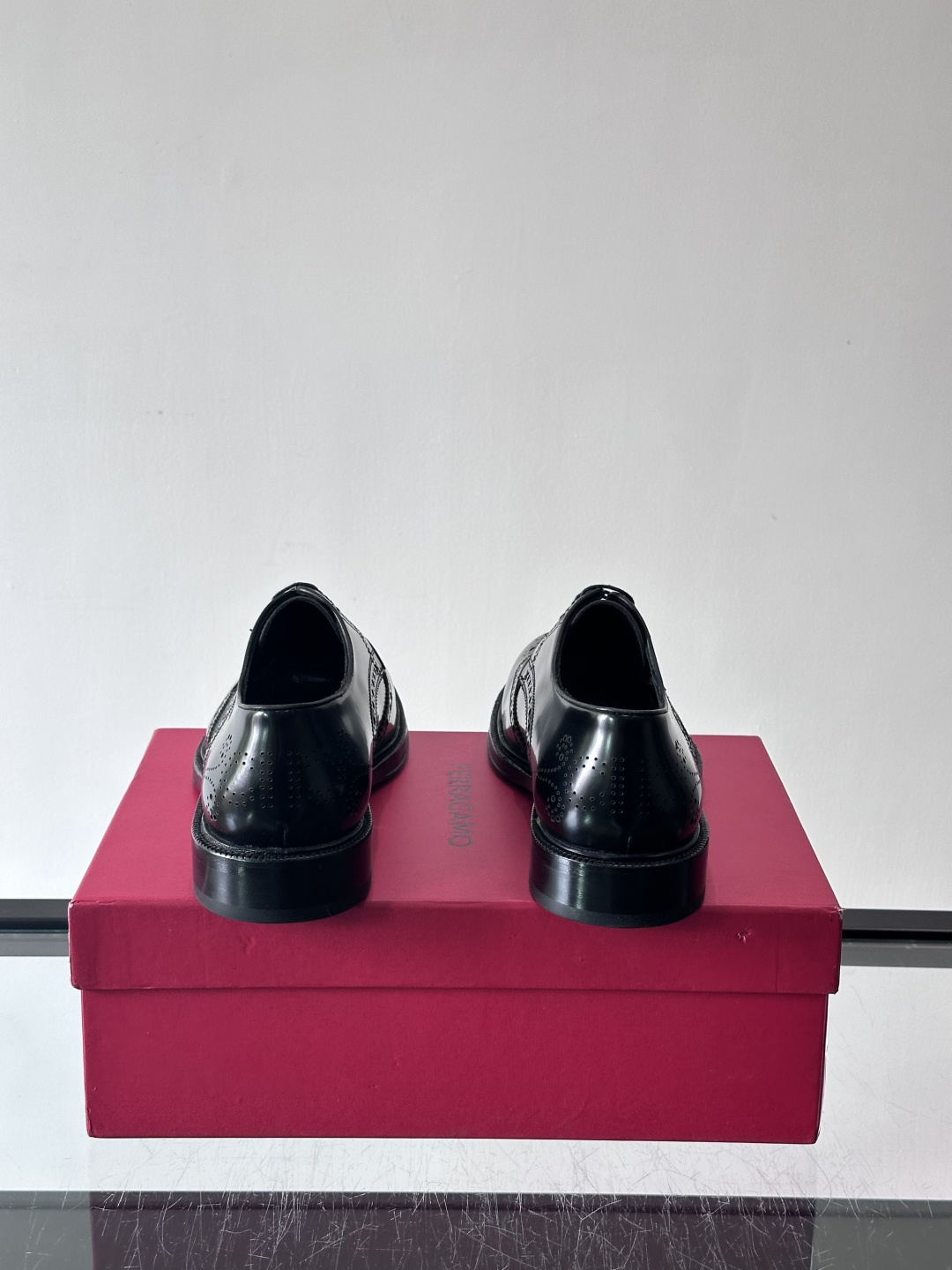 F菲拉格慕男士皮鞋👞选用进口牛皮，简约大方，经典设计，商务休闲都能轻松驾驭。真皮大底鞋底平稳，鞋型修长，