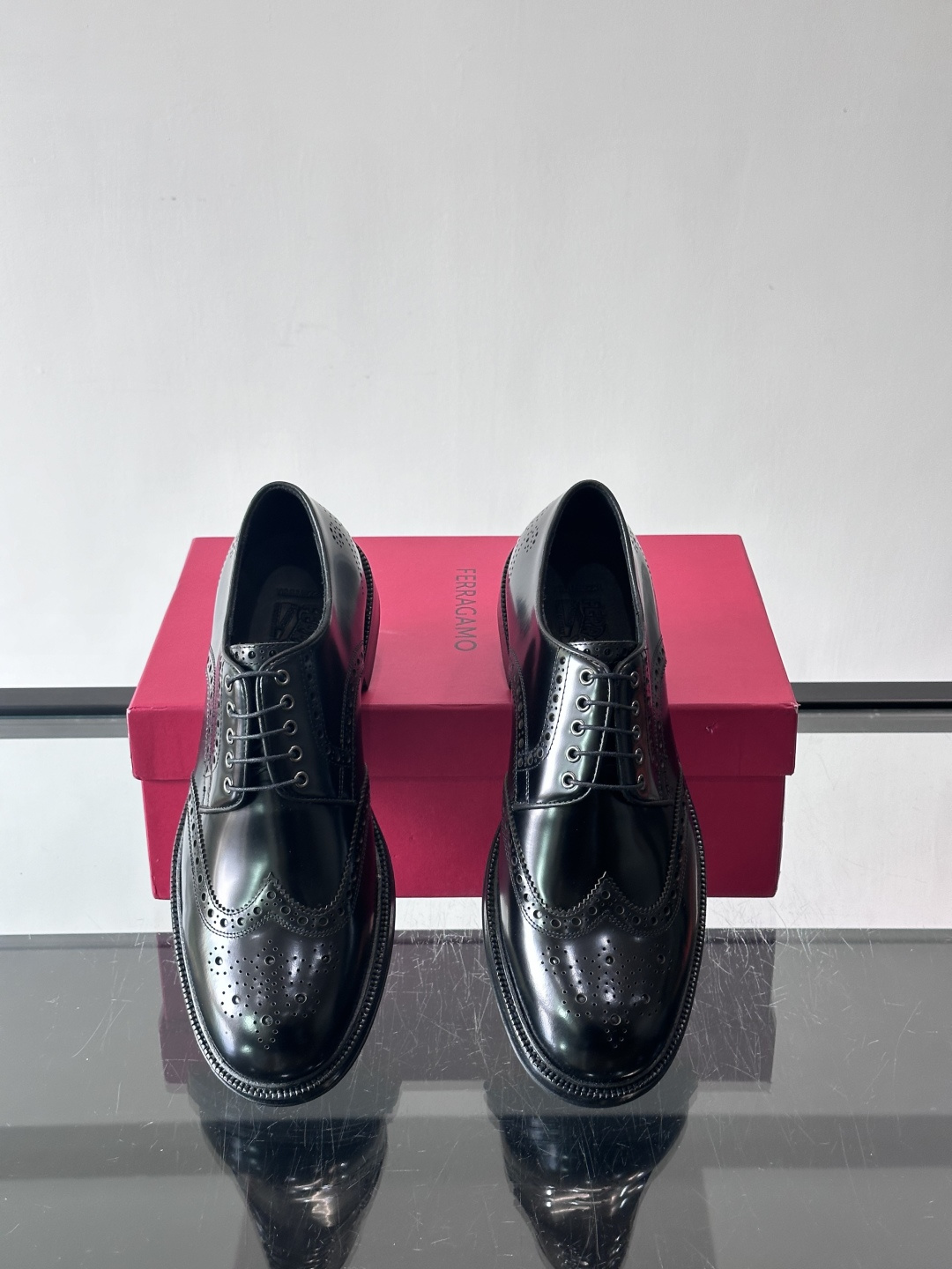 F菲拉格慕男士皮鞋👞选用进口牛皮，简约大方，经典设计，商务休闲都能轻松驾驭。真皮大底鞋底平稳，鞋型修长，