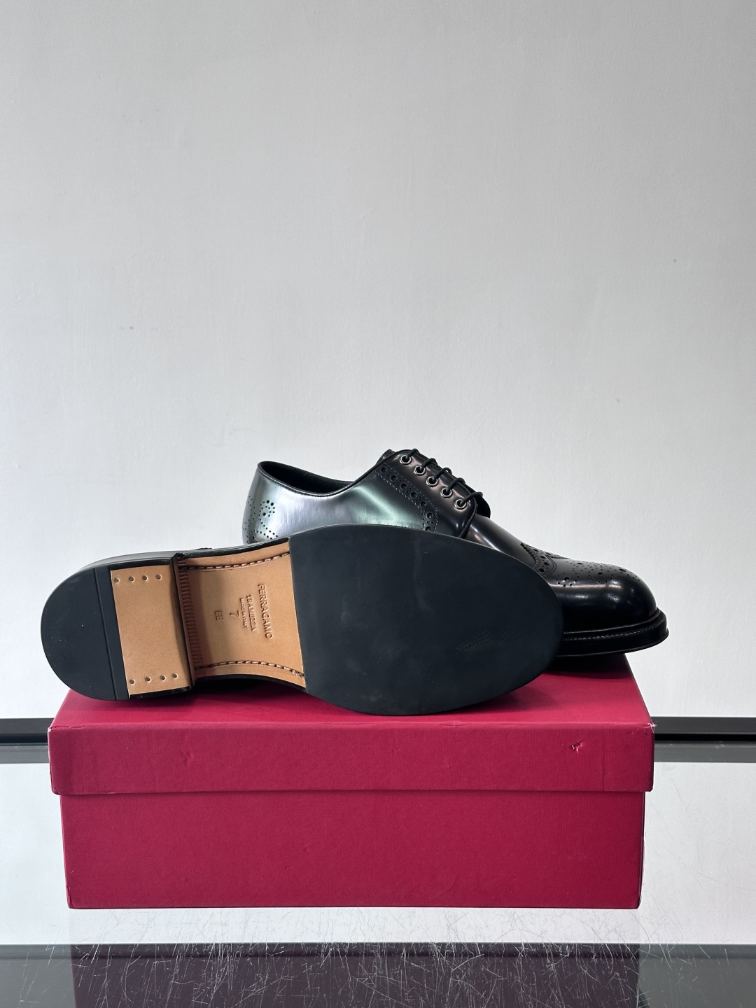 F菲拉格慕男士皮鞋👞选用进口牛皮，简约大方，经典设计，商务休闲都能轻松驾驭。真皮大底鞋底平稳，鞋型修长，