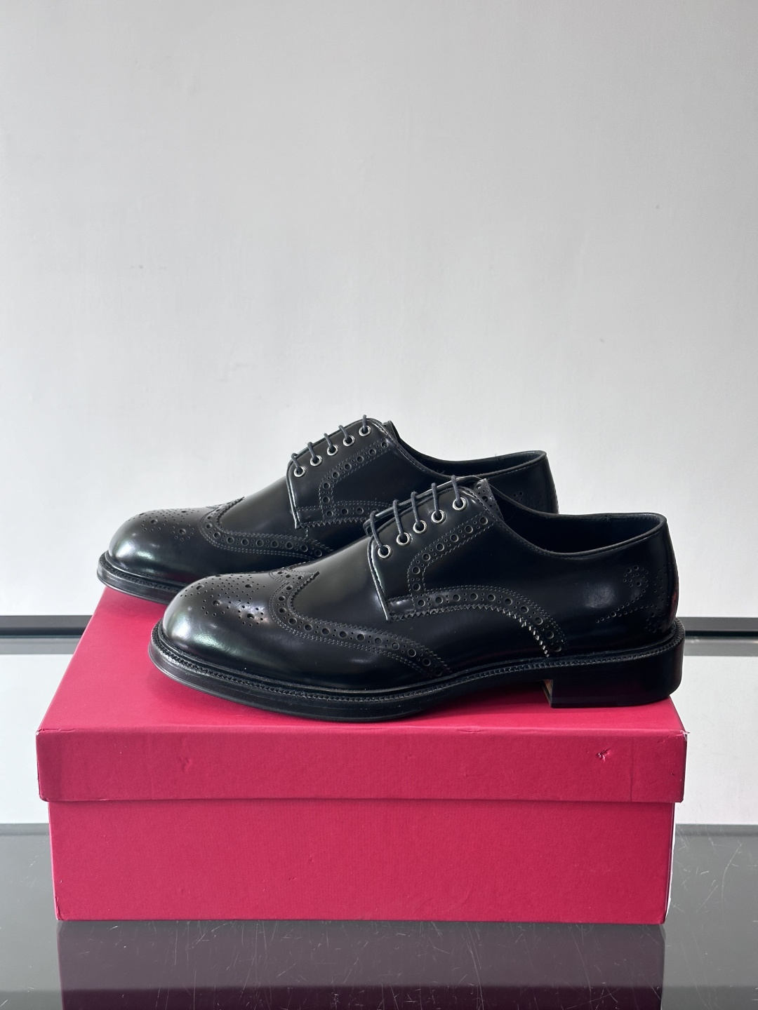 F菲拉格慕男士皮鞋👞选用进口牛皮，简约大方，经典设计，商务休闲都能轻松驾驭。真皮大底鞋底平稳，鞋型修长，