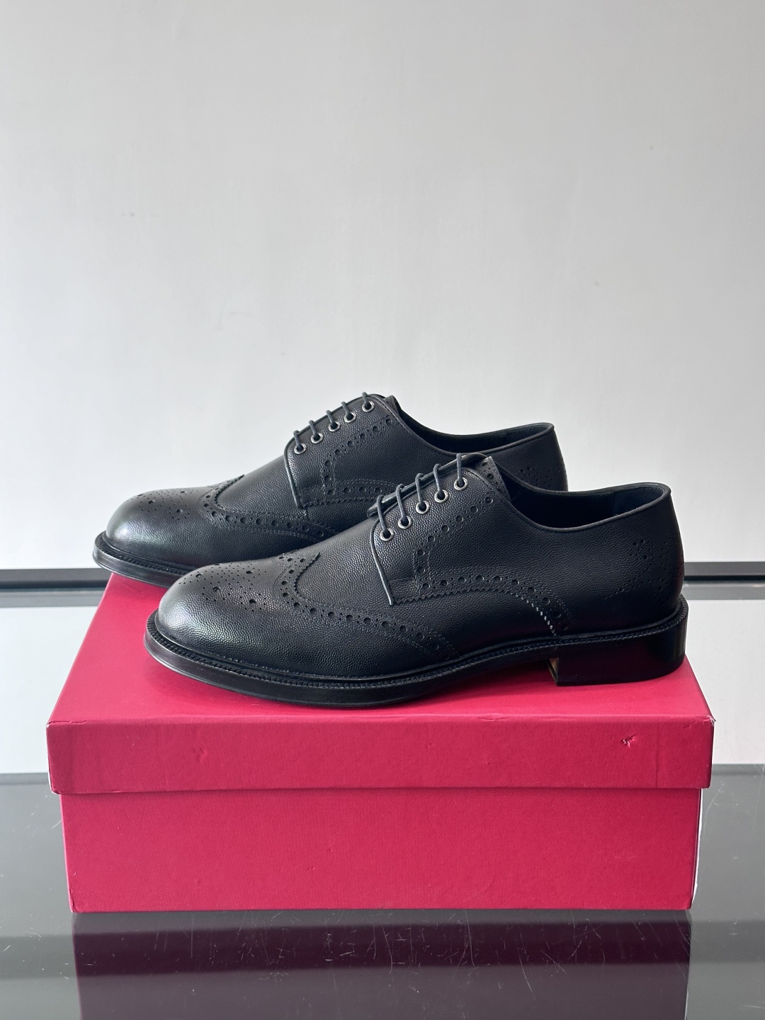 F菲拉格慕男士皮鞋👞选用进口牛皮，简约大方，经典设计，商务休闲都能轻松驾驭。真皮大底鞋底平稳，鞋型修长，