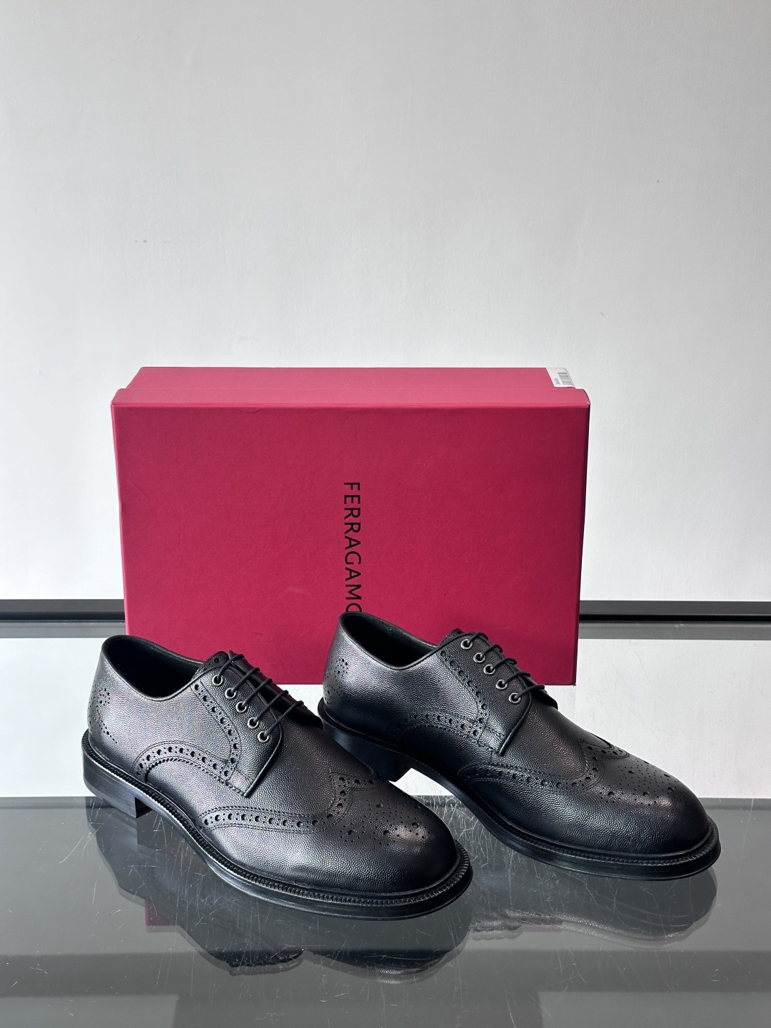 F菲拉格慕男士皮鞋👞选用进口牛皮，简约大方，经典设计，商务休闲都能轻松驾驭。真皮大底鞋底平稳，鞋型修长，