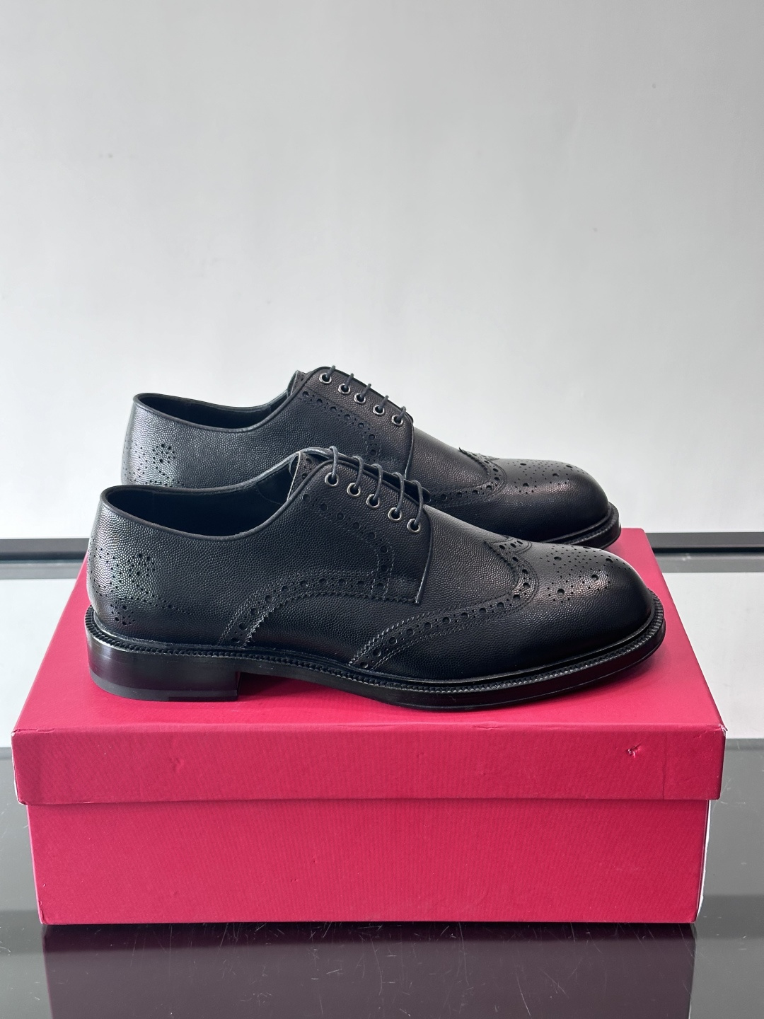 F菲拉格慕男士皮鞋👞选用进口牛皮，简约大方，经典设计，商务休闲都能轻松驾驭。真皮大底鞋底平稳，鞋型修长，