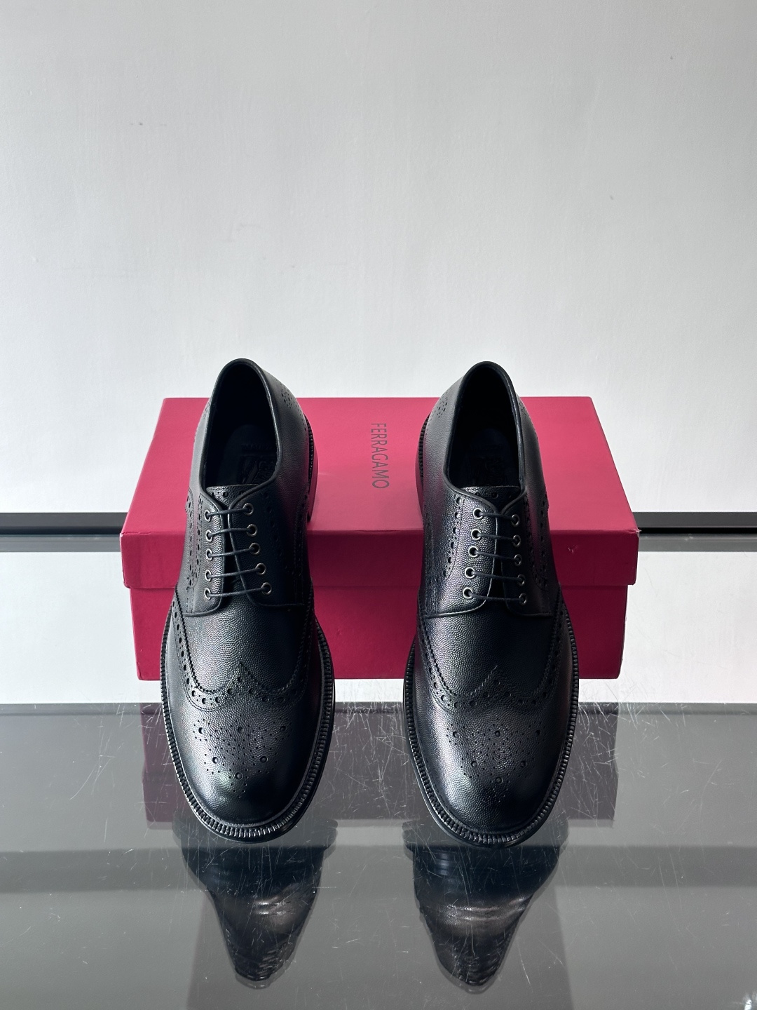 F菲拉格慕男士皮鞋👞选用进口牛皮，简约大方，经典设计，商务休闲都能轻松驾驭。真皮大底鞋底平稳，鞋型修长，