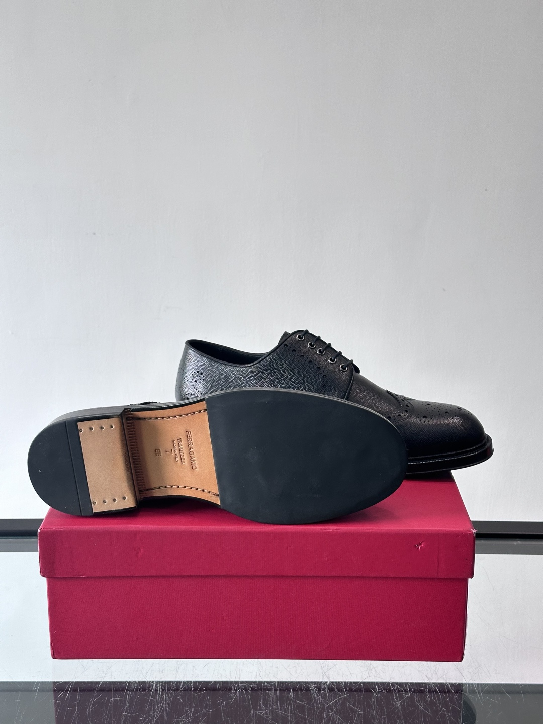 F菲拉格慕男士皮鞋👞选用进口牛皮，简约大方，经典设计，商务休闲都能轻松驾驭。真皮大底鞋底平稳，鞋型修长，