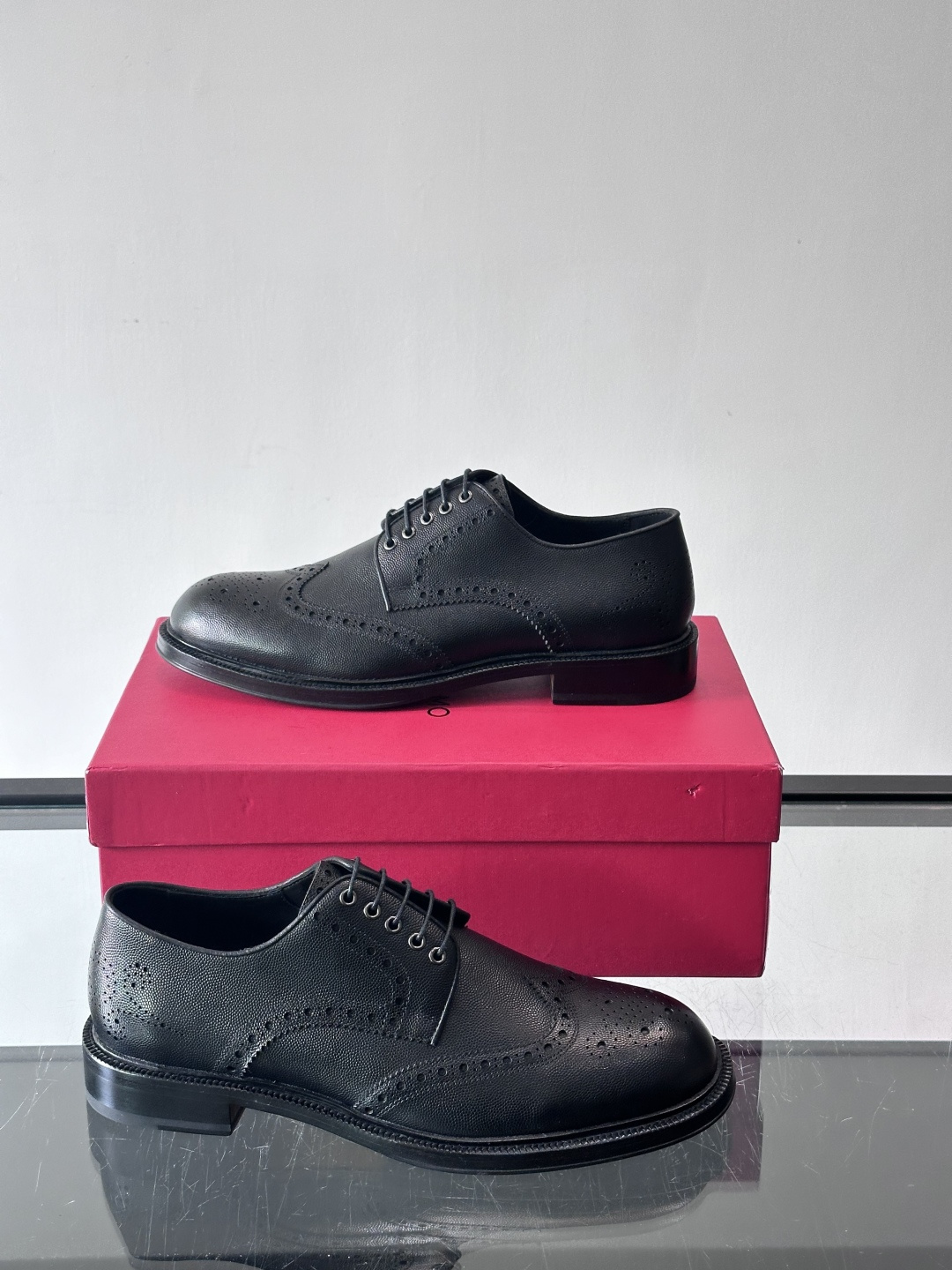 F菲拉格慕男士皮鞋👞选用进口牛皮，简约大方，经典设计，商务休闲都能轻松驾驭。真皮大底鞋底平稳，鞋型修长，