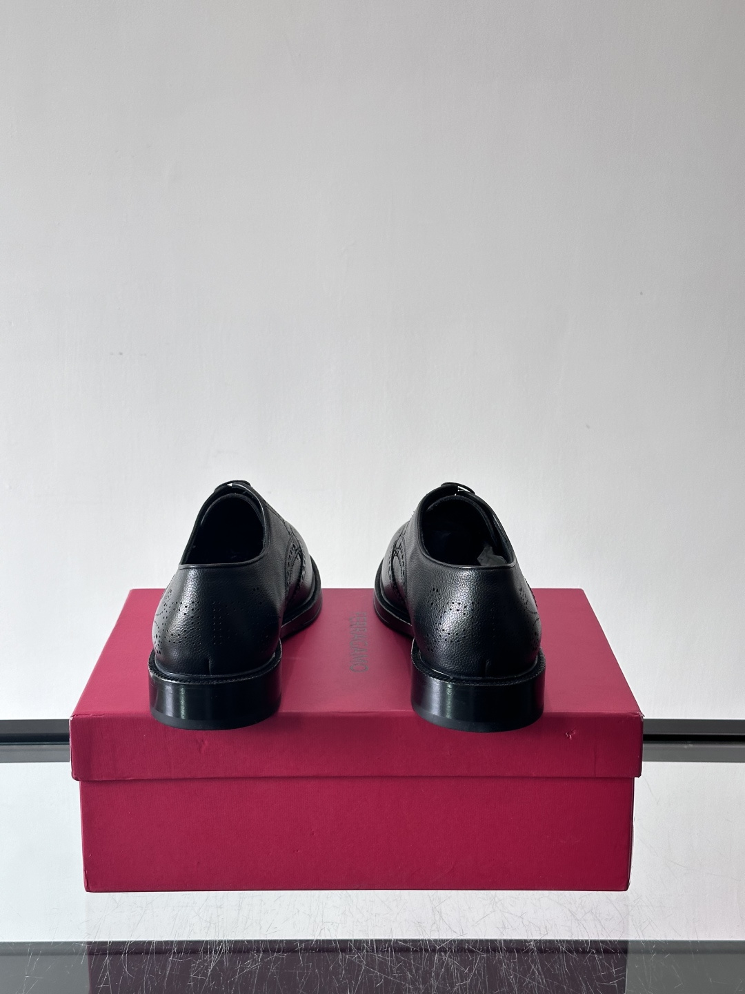 F菲拉格慕男士皮鞋👞选用进口牛皮，简约大方，经典设计，商务休闲都能轻松驾驭。真皮大底鞋底平稳，鞋型修长，