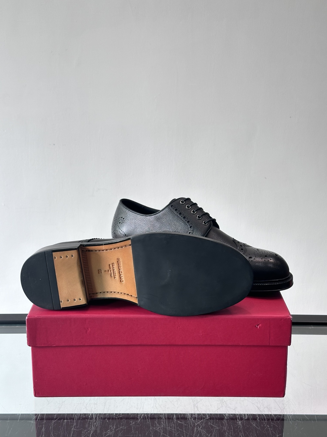 F菲拉格慕男士皮鞋👞选用进口牛皮，简约大方，经典设计，商务休闲都能轻松驾驭。真皮大底鞋底平稳，鞋型修长，