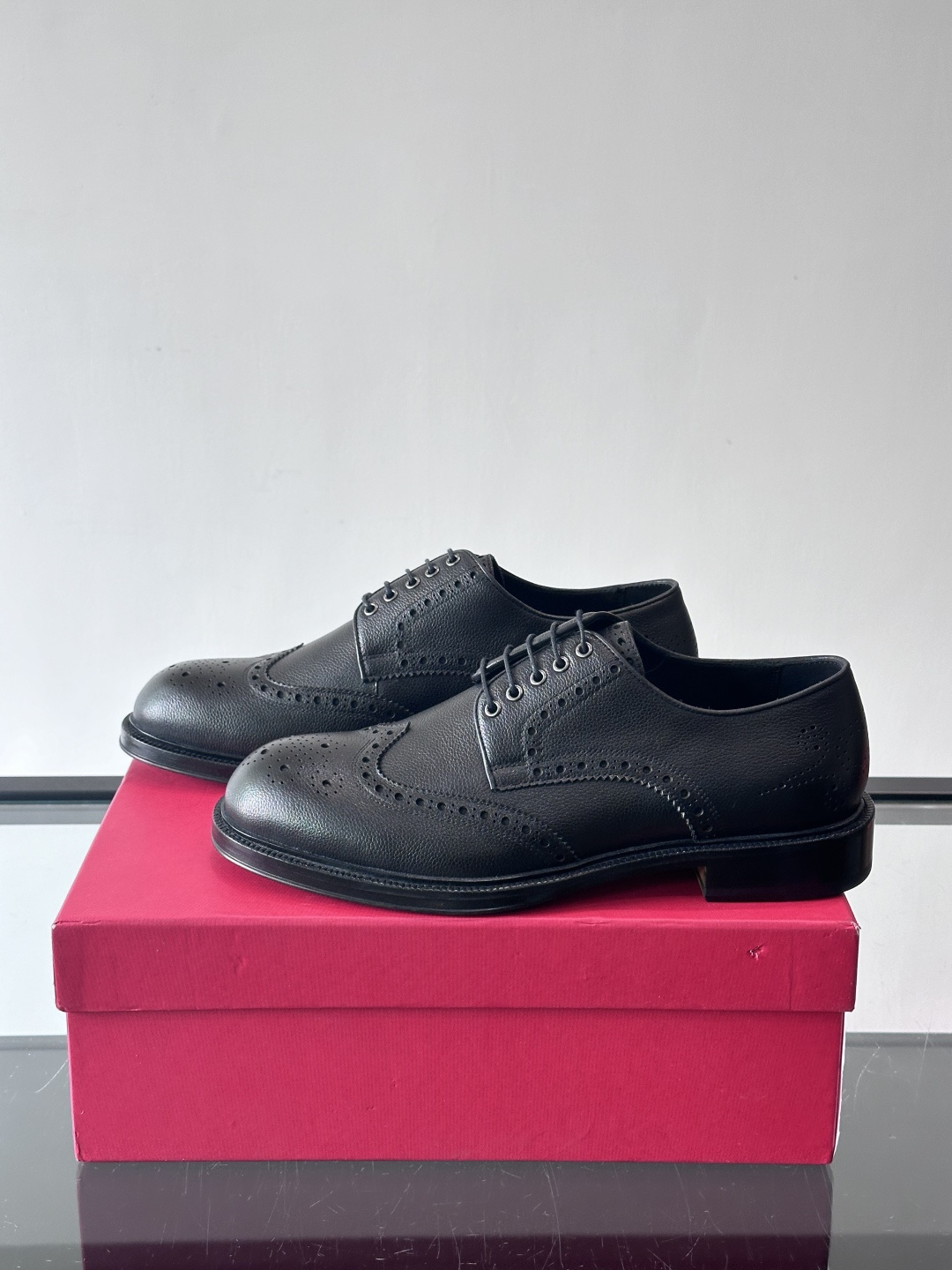 F菲拉格慕男士皮鞋👞选用进口牛皮，简约大方，经典设计，商务休闲都能轻松驾驭。真皮大底鞋底平稳，鞋型修长，