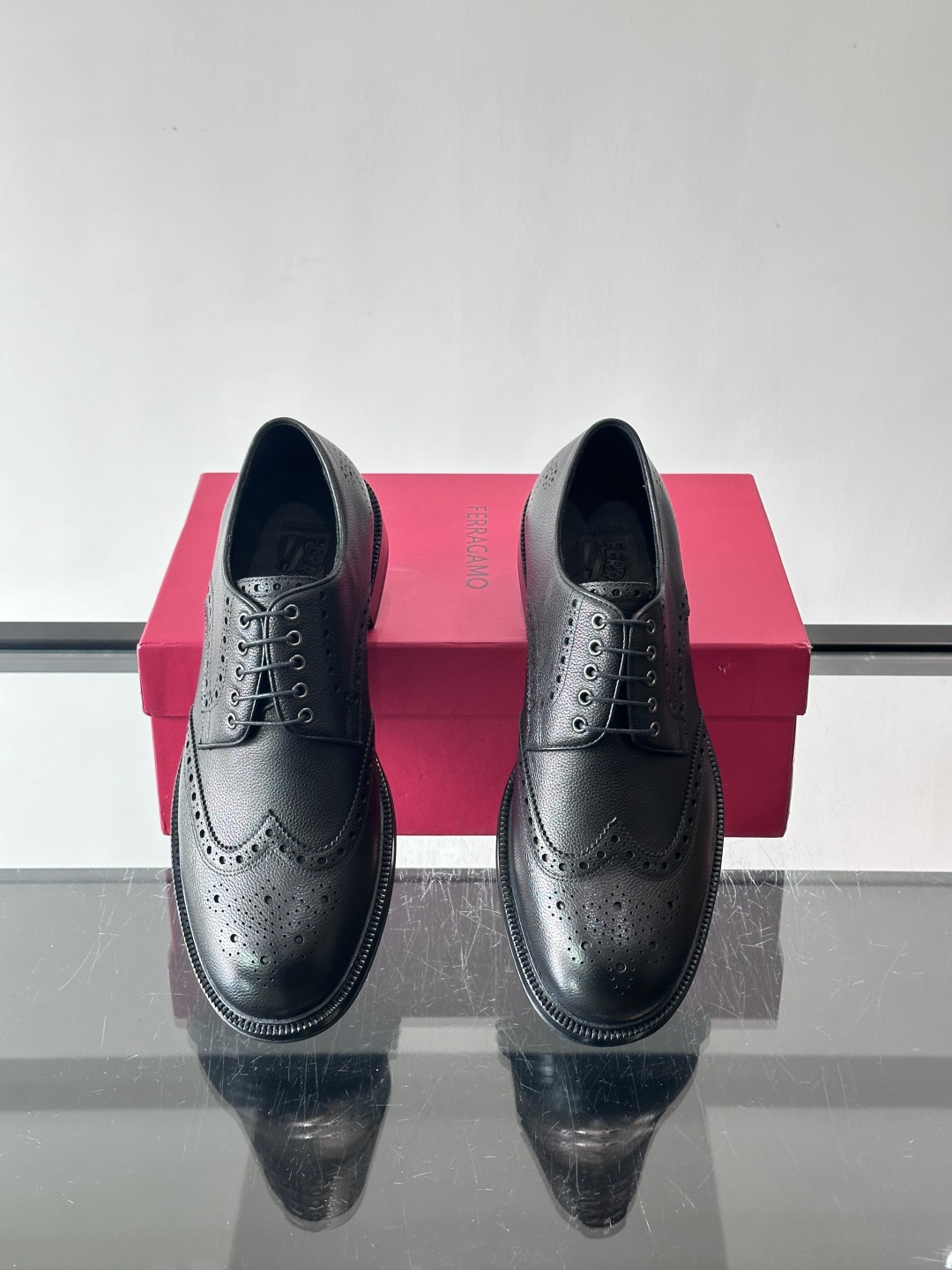 F菲拉格慕男士皮鞋👞选用进口牛皮，简约大方，经典设计，商务休闲都能轻松驾驭。真皮大底鞋底平稳，鞋型修长，