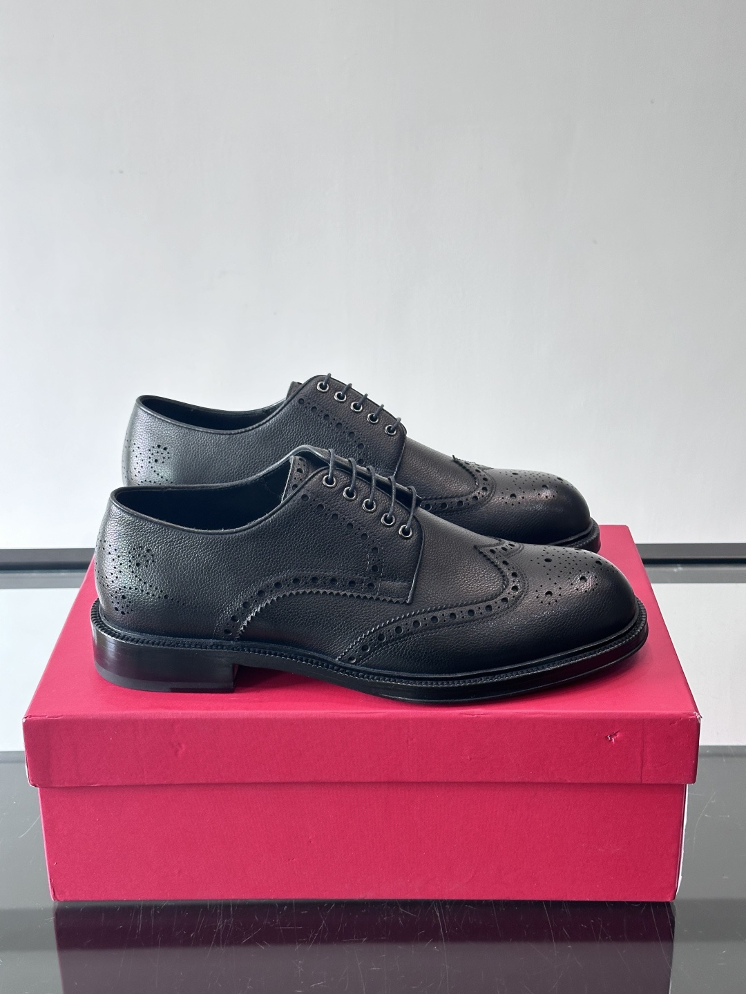 F菲拉格慕男士皮鞋👞选用进口牛皮，简约大方，经典设计，商务休闲都能轻松驾驭。真皮大底鞋底平稳，鞋型修长，