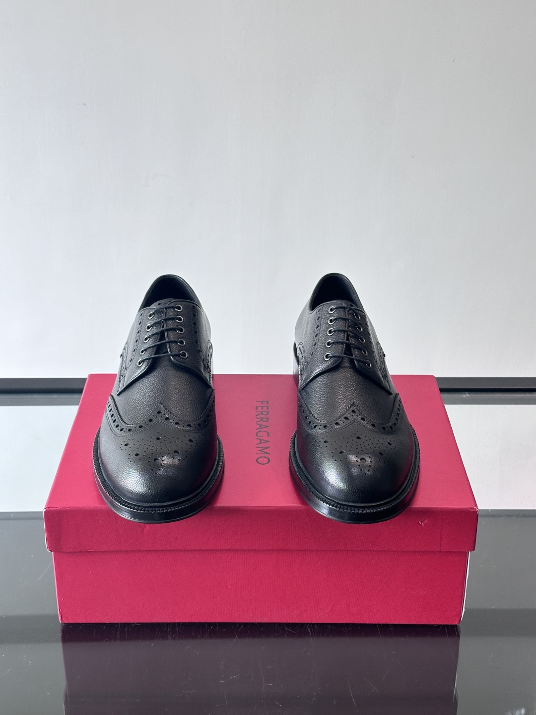 F菲拉格慕男士皮鞋👞选用进口牛皮，简约大方，经典设计，商务休闲都能轻松驾驭。真皮大底鞋底平稳，鞋型修长，