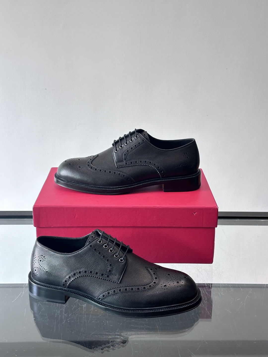 F菲拉格慕男士皮鞋👞选用进口牛皮，简约大方，经典设计，商务休闲都能轻松驾驭。真皮大底鞋底平稳，鞋型修长，