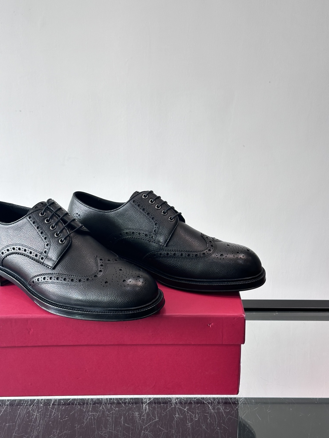 F菲拉格慕男士皮鞋👞选用进口牛皮，简约大方，经典设计，商务休闲都能轻松驾驭。真皮大底鞋底平稳，鞋型修长，