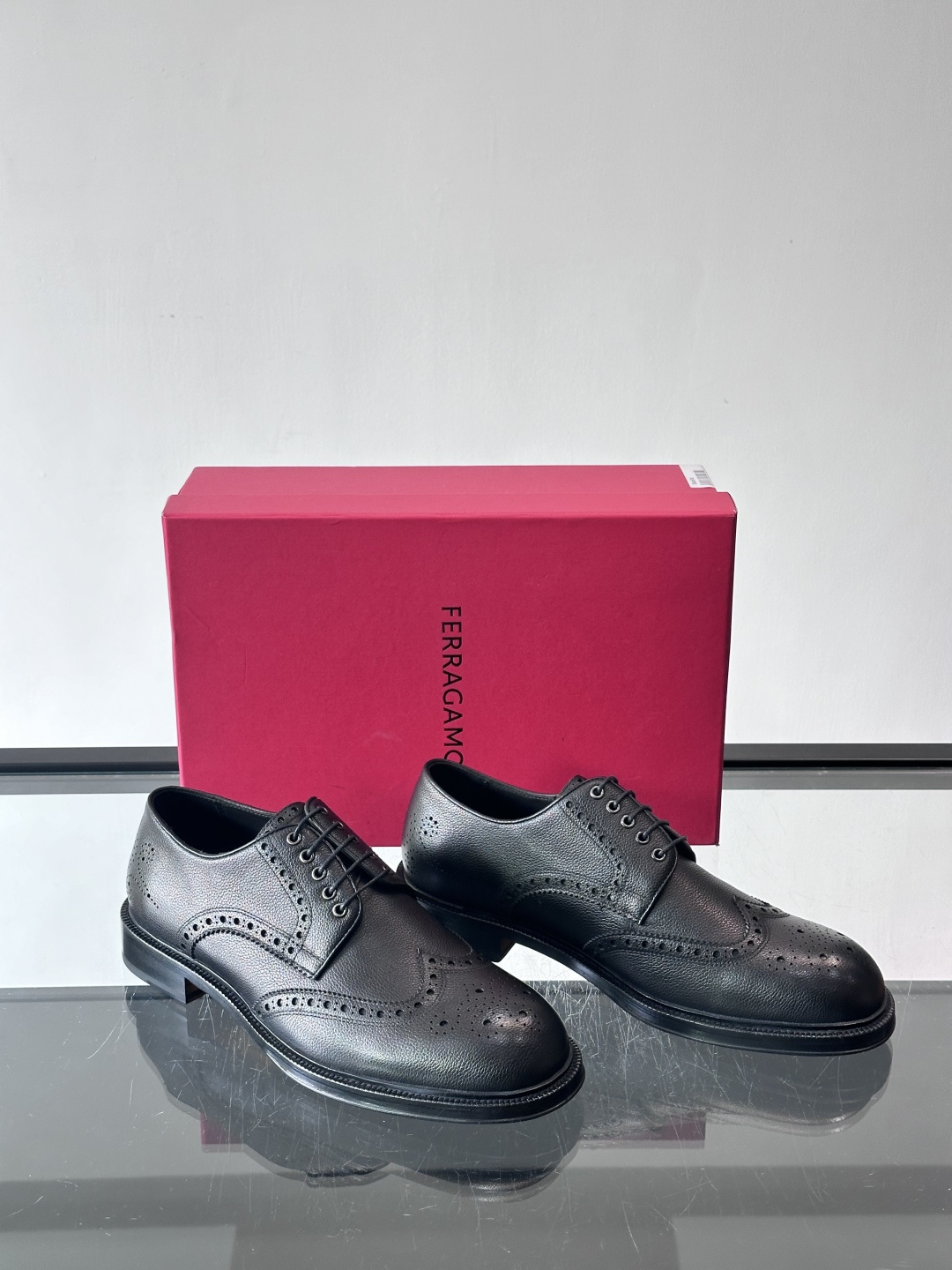 F菲拉格慕男士皮鞋👞选用进口牛皮，简约大方，经典设计，商务休闲都能轻松驾驭。真皮大底鞋底平稳，鞋型修长，