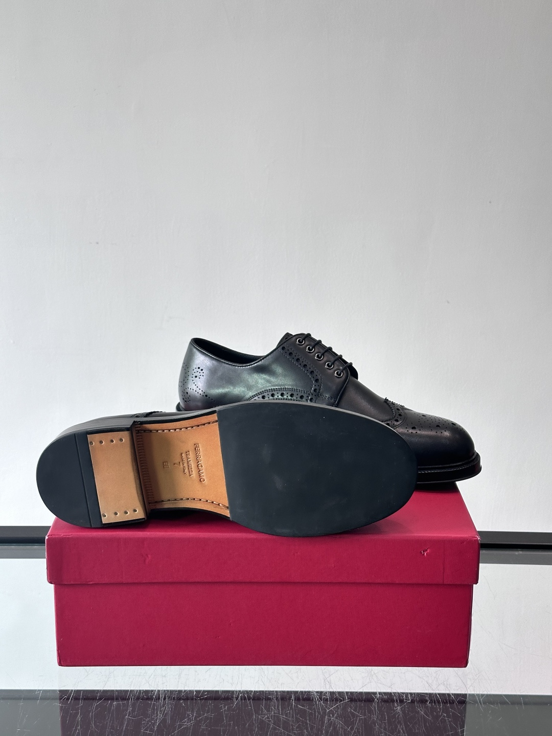 F菲拉格慕男士皮鞋👞选用进口牛皮，简约大方，经典设计，商务休闲都能轻松驾驭。真皮大底鞋底平稳，鞋型修长，