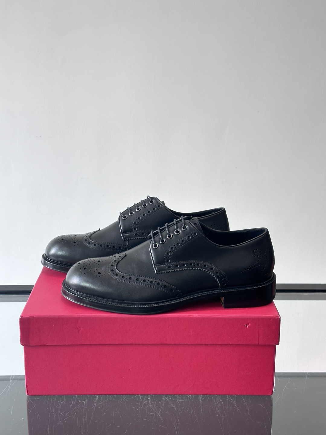 F菲拉格慕男士皮鞋👞选用进口牛皮，简约大方，经典设计，商务休闲都能轻松驾驭。真皮大底鞋底平稳，鞋型修长，