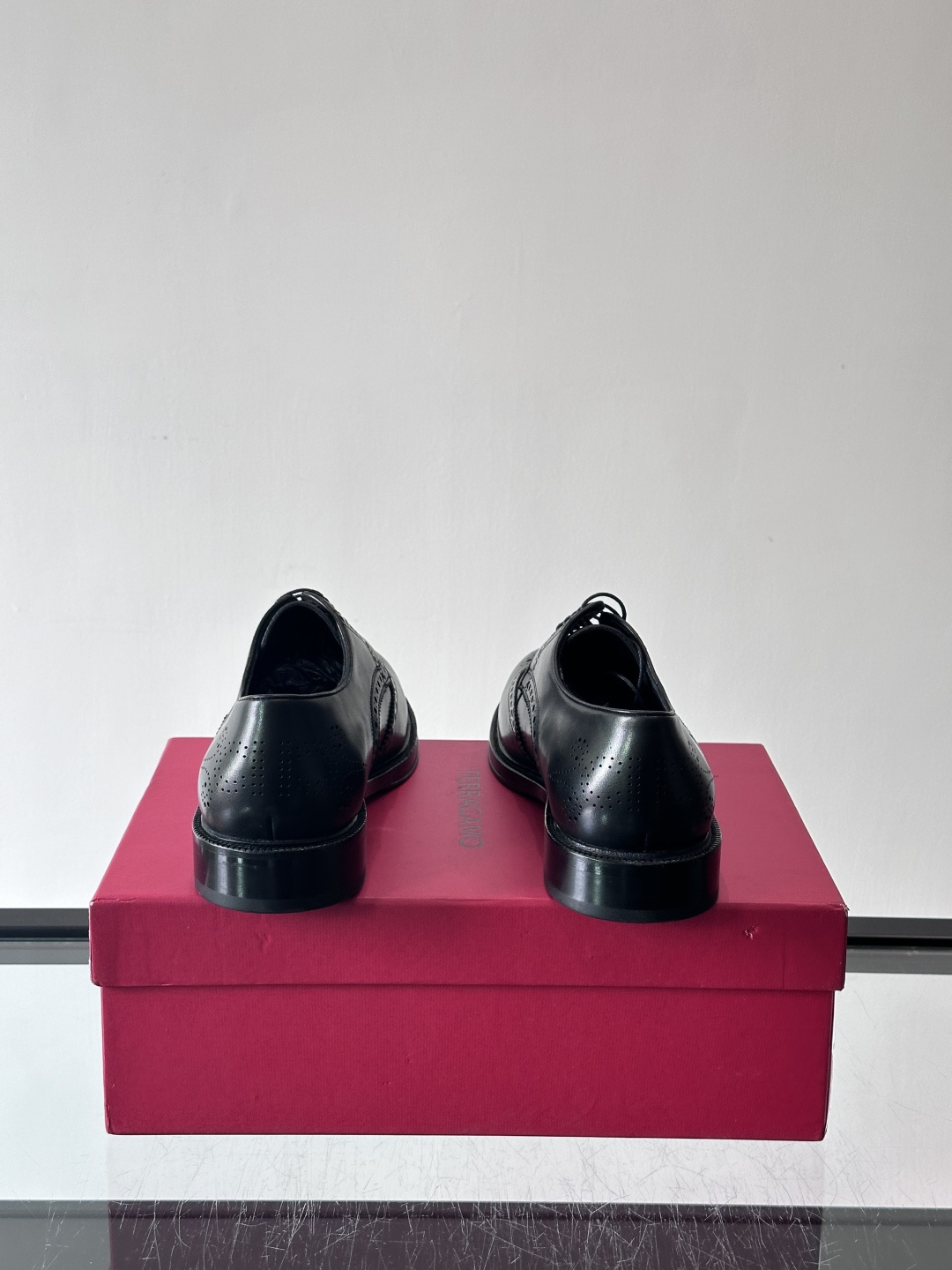 F菲拉格慕男士皮鞋👞选用进口牛皮，简约大方，经典设计，商务休闲都能轻松驾驭。真皮大底鞋底平稳，鞋型修长，