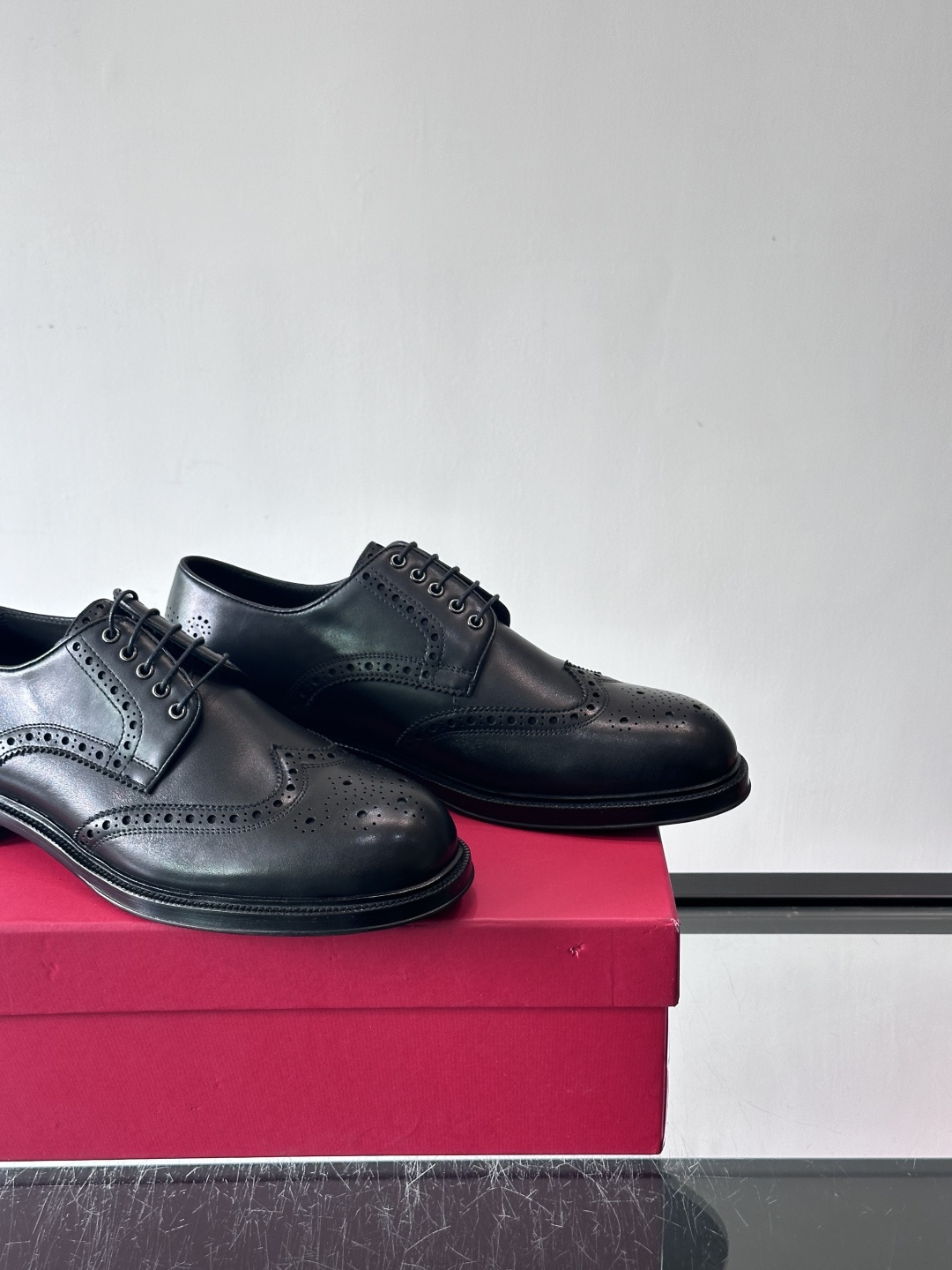 F菲拉格慕男士皮鞋👞选用进口牛皮，简约大方，经典设计，商务休闲都能轻松驾驭。真皮大底鞋底平稳，鞋型修长，