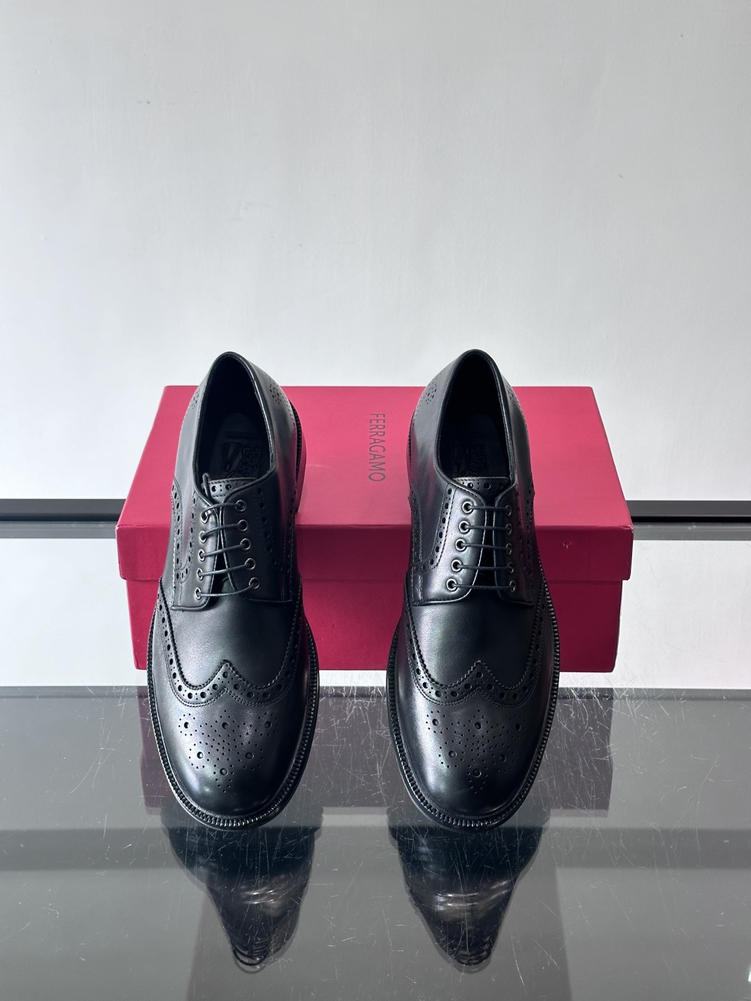 F菲拉格慕男士皮鞋👞选用进口牛皮，简约大方，经典设计，商务休闲都能轻松驾驭。真皮大底鞋底平稳，鞋型修长，