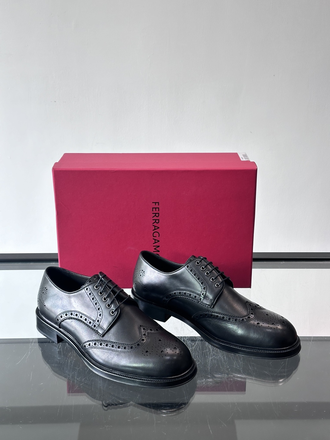 F菲拉格慕男士皮鞋👞选用进口牛皮，简约大方，经典设计，商务休闲都能轻松驾驭。真皮大底鞋底平稳，鞋型修长，