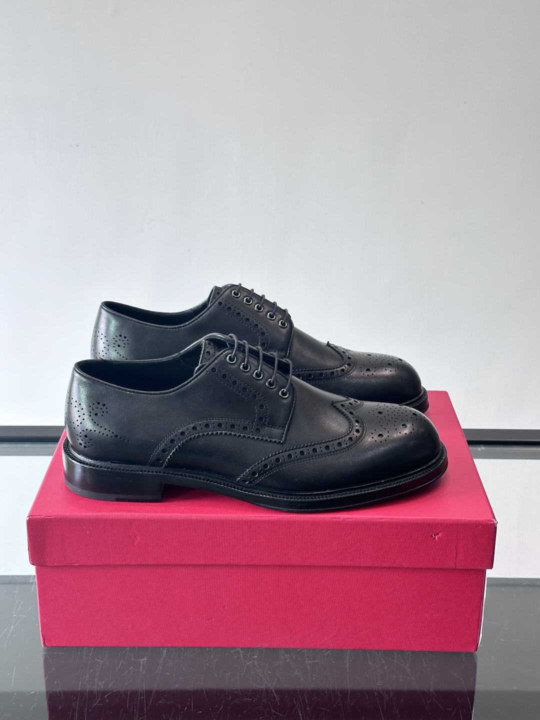 F菲拉格慕男士皮鞋👞选用进口牛皮，简约大方，经典设计，商务休闲都能轻松驾驭。真皮大底鞋底平稳，鞋型修长，