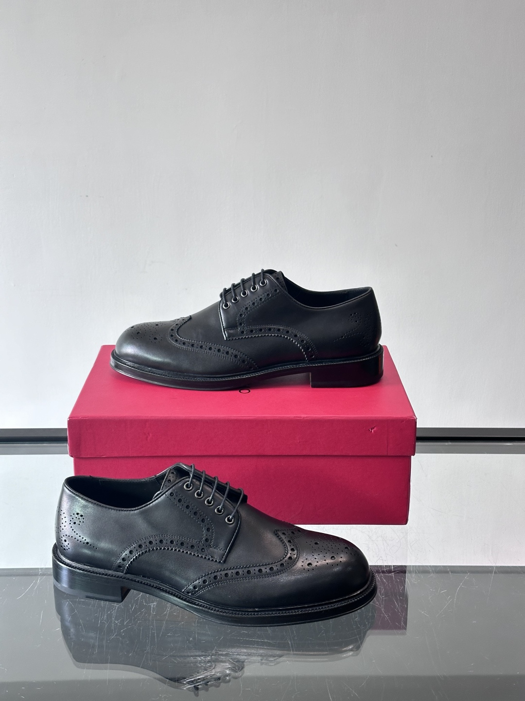 F菲拉格慕男士皮鞋👞选用进口牛皮，简约大方，经典设计，商务休闲都能轻松驾驭。真皮大底鞋底平稳，鞋型修长，