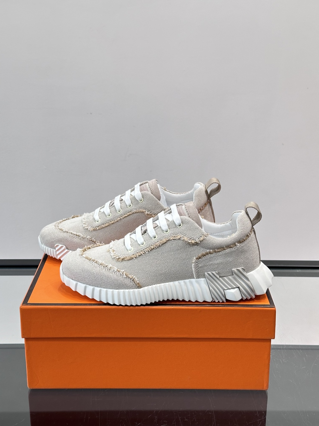 👟爱马仕Bouncing系列运动鞋，牛仔面料。撞色超有型！鞋底是轻盈橡胶，“H”字母超吸睛，活力满满✨，