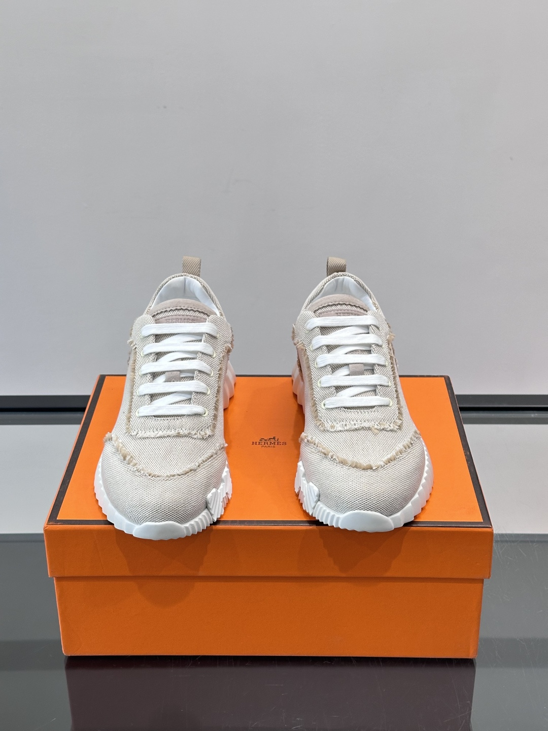 👟爱马仕Bouncing系列运动鞋，牛仔面料。撞色超有型！鞋底是轻盈橡胶，“H”字母超吸睛，活力满满✨，