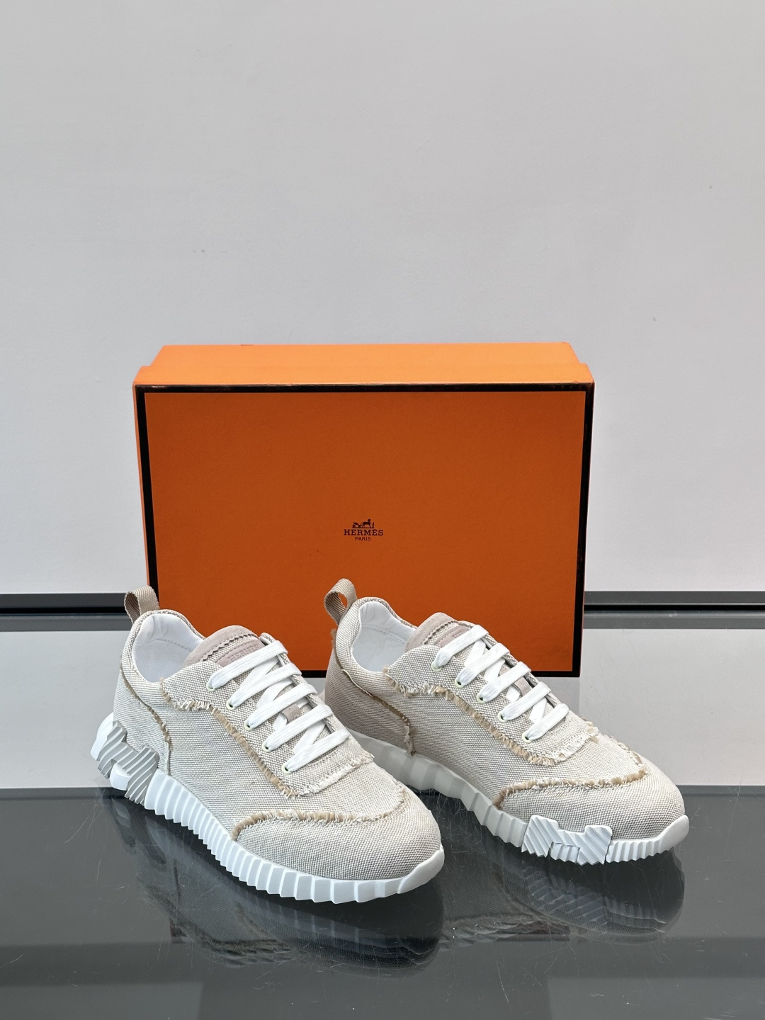 👟爱马仕Bouncing系列运动鞋，牛仔面料。撞色超有型！鞋底是轻盈橡胶，“H”字母超吸睛，活力满满✨，