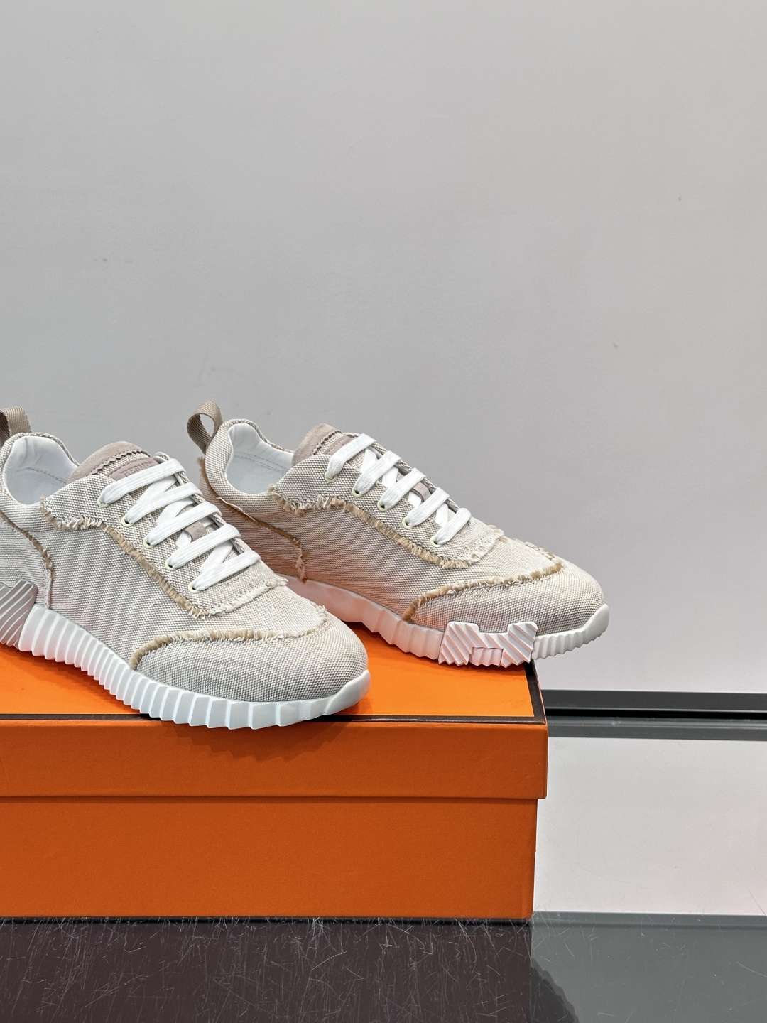 👟爱马仕Bouncing系列运动鞋，牛仔面料。撞色超有型！鞋底是轻盈橡胶，“H”字母超吸睛，活力满满✨，